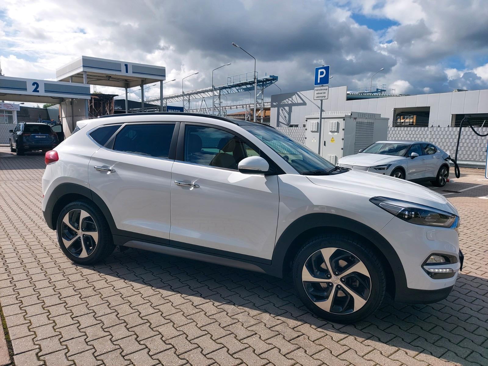 Hyundai Tucson blue Premium Pano Radar Leder Sitzklima
