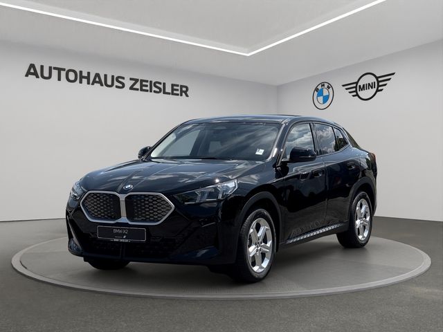 BMW iX2 eDrive20 SOFORT! 18&quot;LM SHZ RFK Driv. Ass. (Fahrzeug B004335396381)