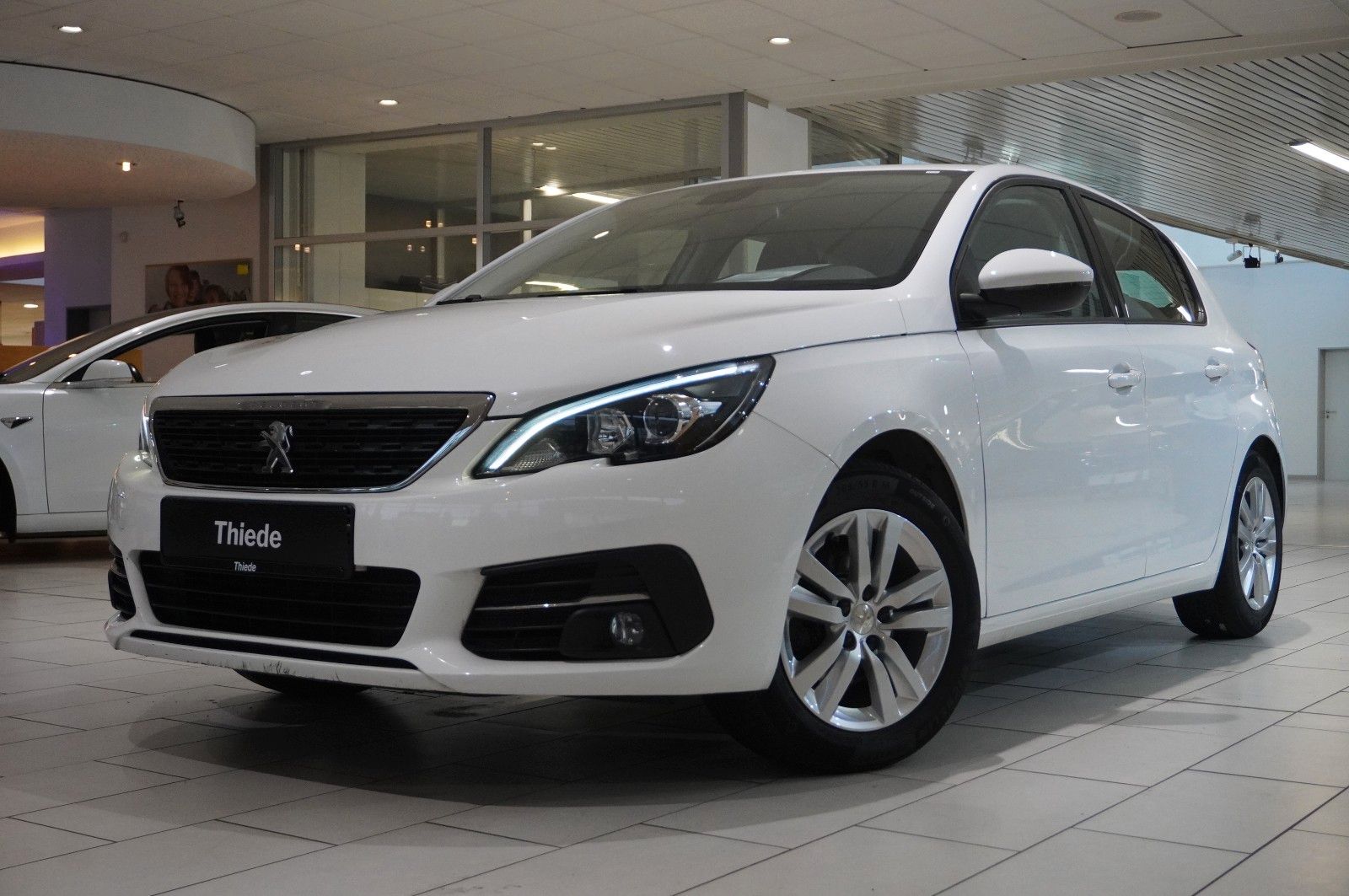 Fahrzeugabbildung Peugeot 308 LIM. 1.2T ACTICE PACK NAVI/LED/SPORT/NEBEL