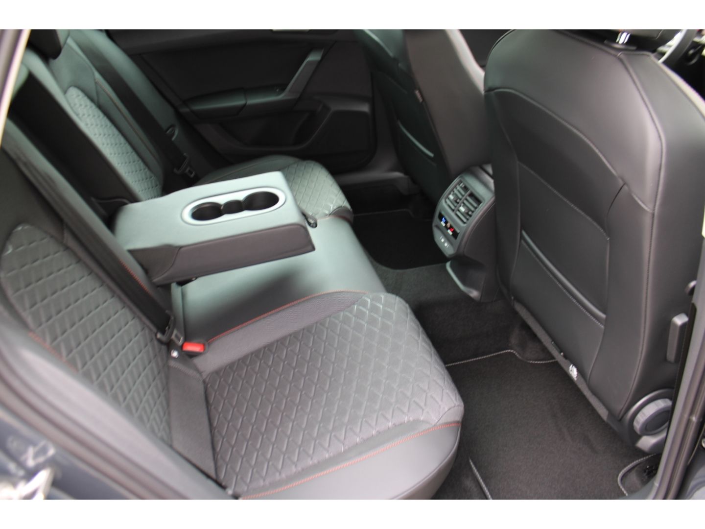 SEAT Leon 1.5 eTSI Sportstourer FR DSG ACC LED AHK RF - Image 10