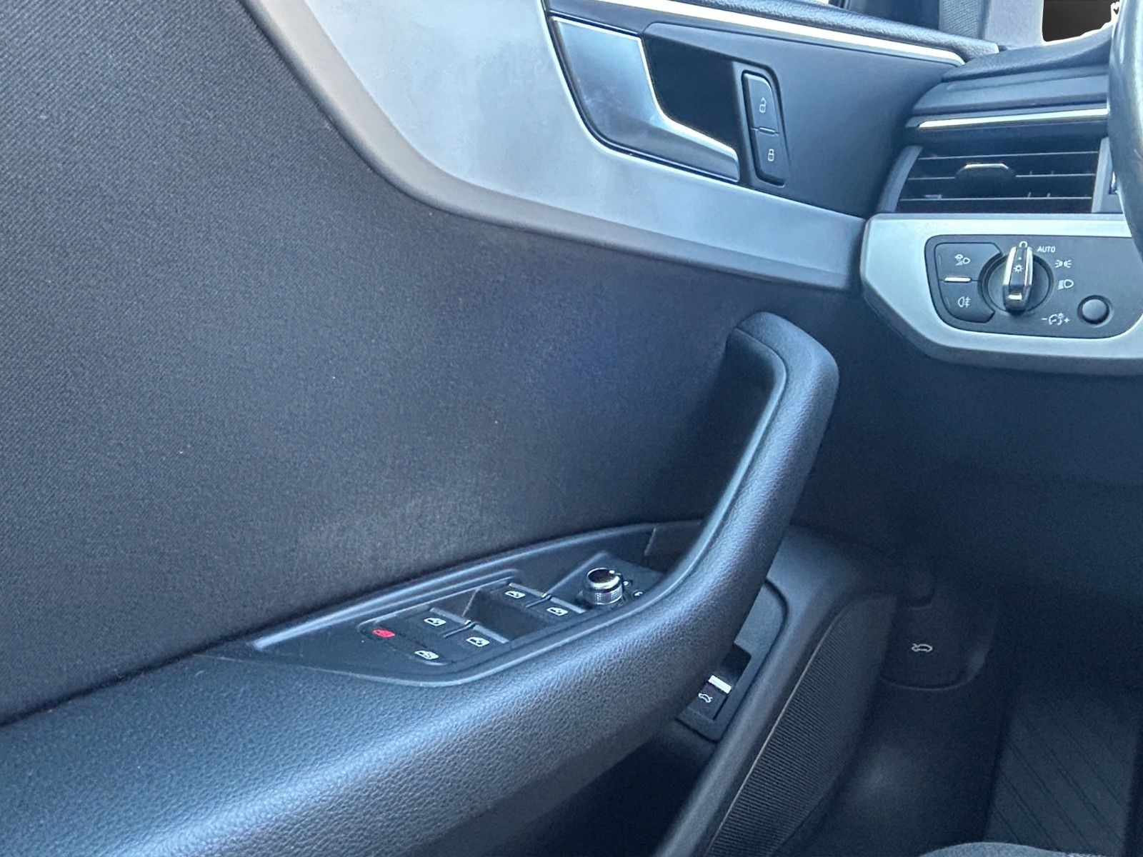 Fahrzeugabbildung Audi A4 Avant 35 TFSI Navi/Klimaaut./Siztheizung/AHK
