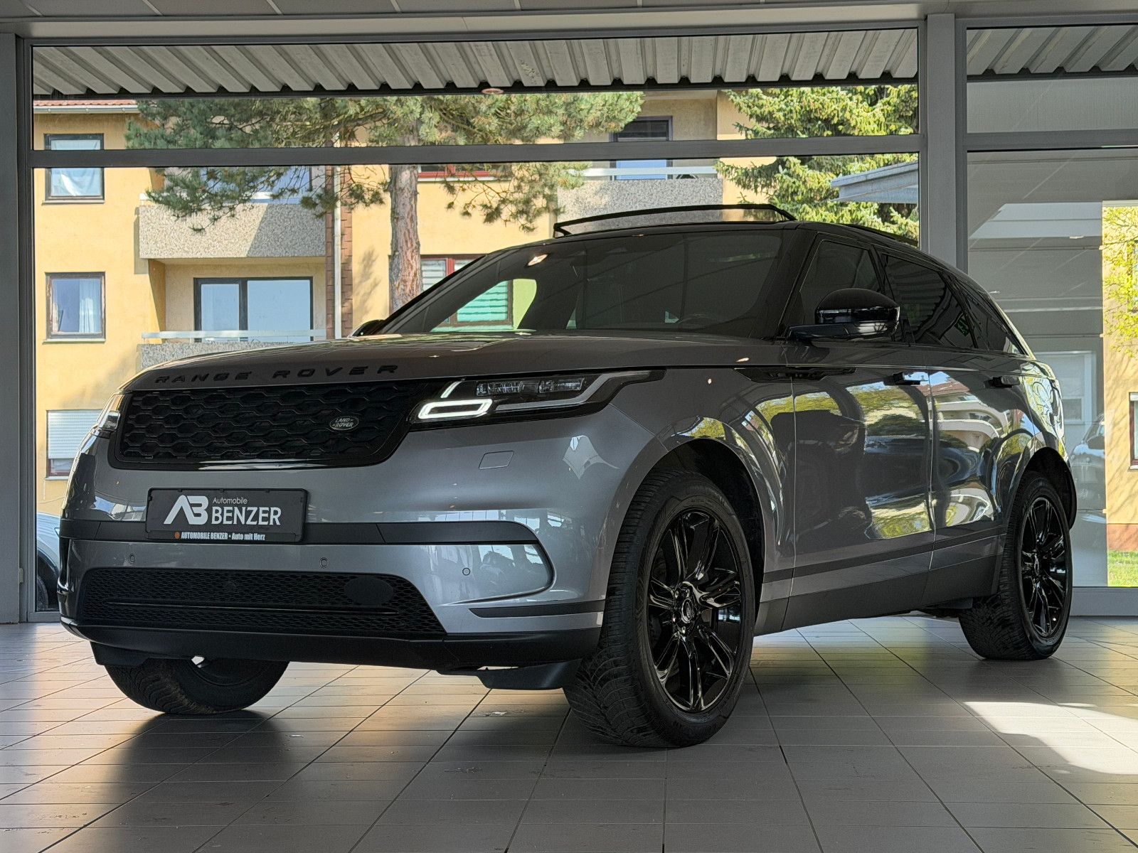 Fahrzeugabbildung Land Rover Range Rover Velar Hybrid S P400e /PANO/MERIDIAN/