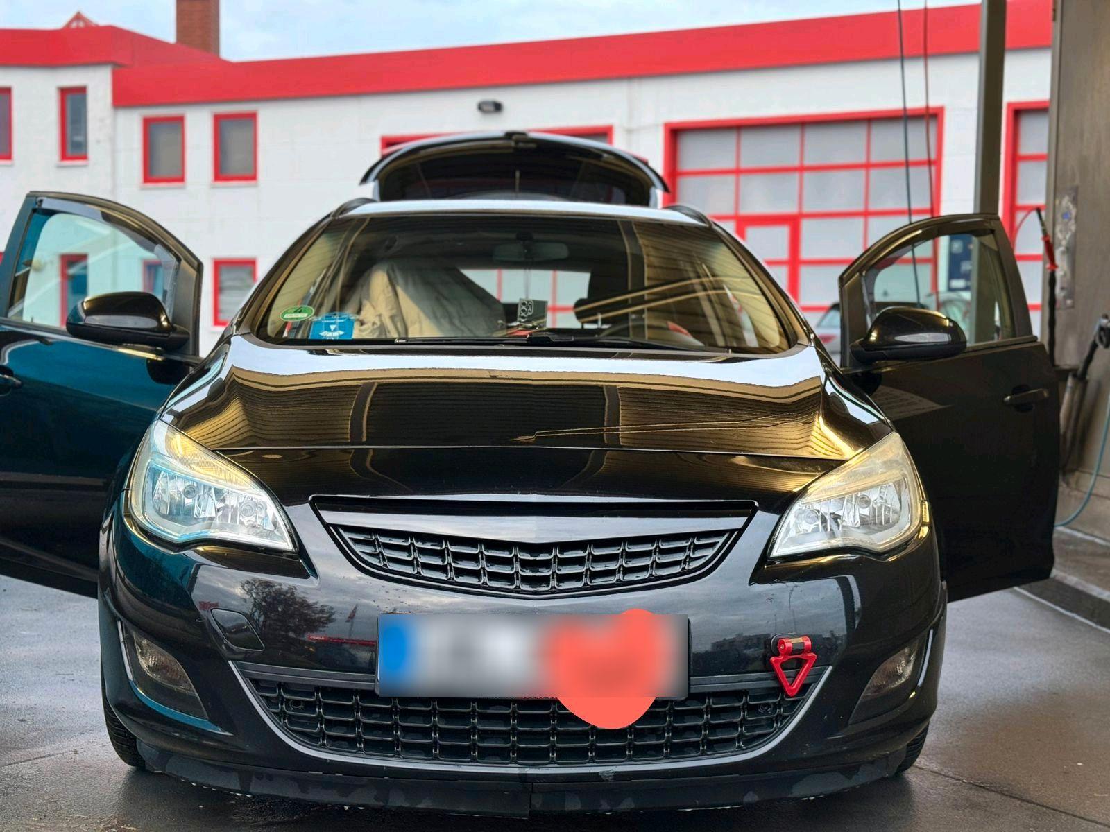 Opel Astra 2011 — rear view