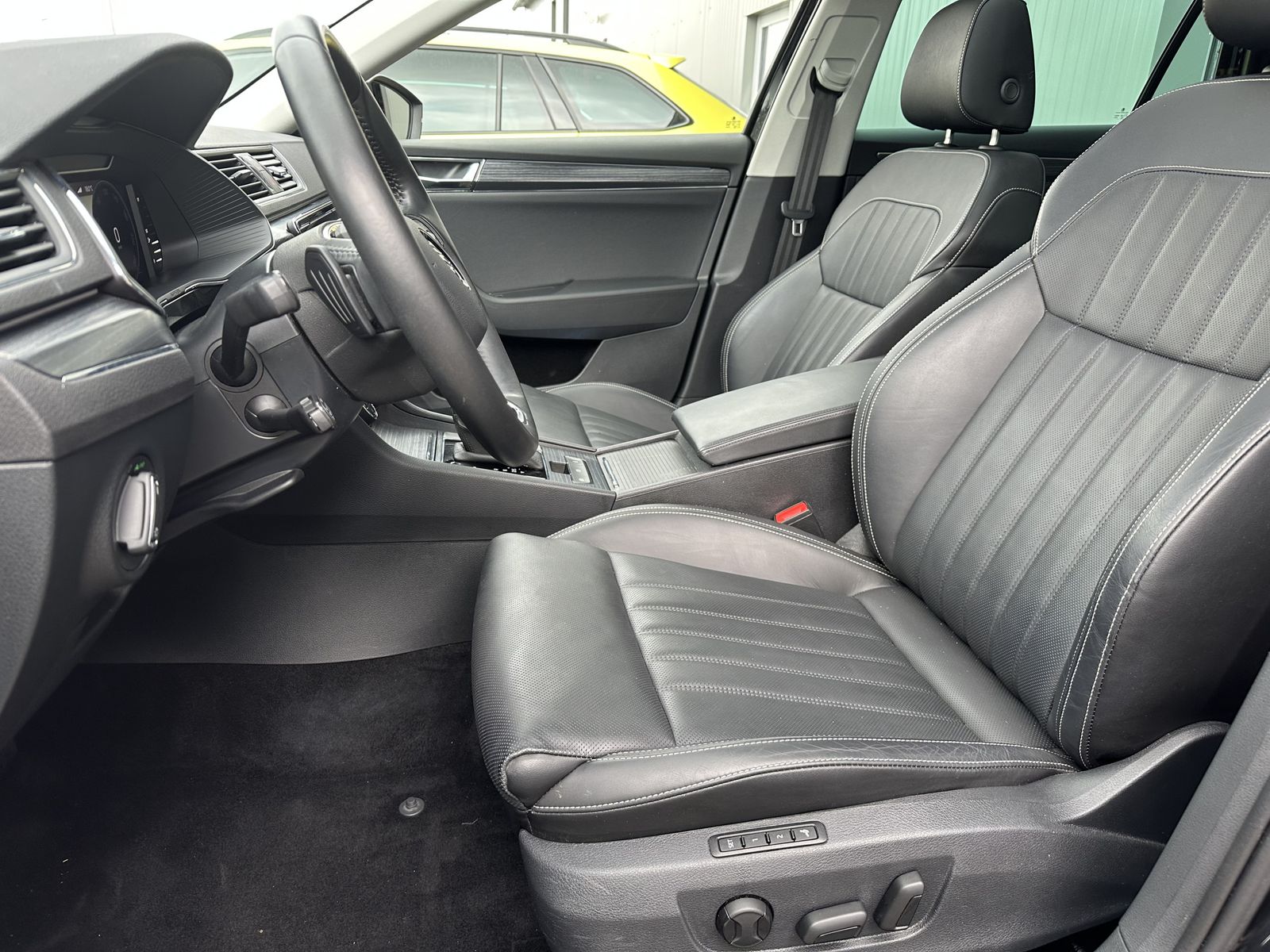 Fahrzeugabbildung SKODA Superb Combi Premium NAV+LED+PANO+360°+AHK+DCC