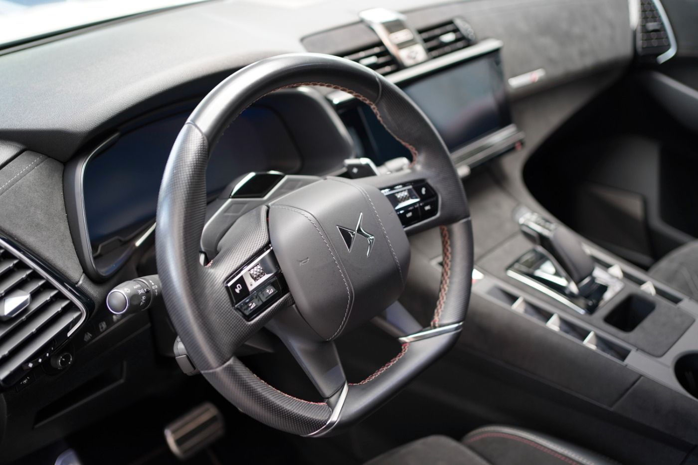 Fahrzeugabbildung DS Automobiles DS7 Crossback E-Tense 4x4 300 Anhängerkupplung