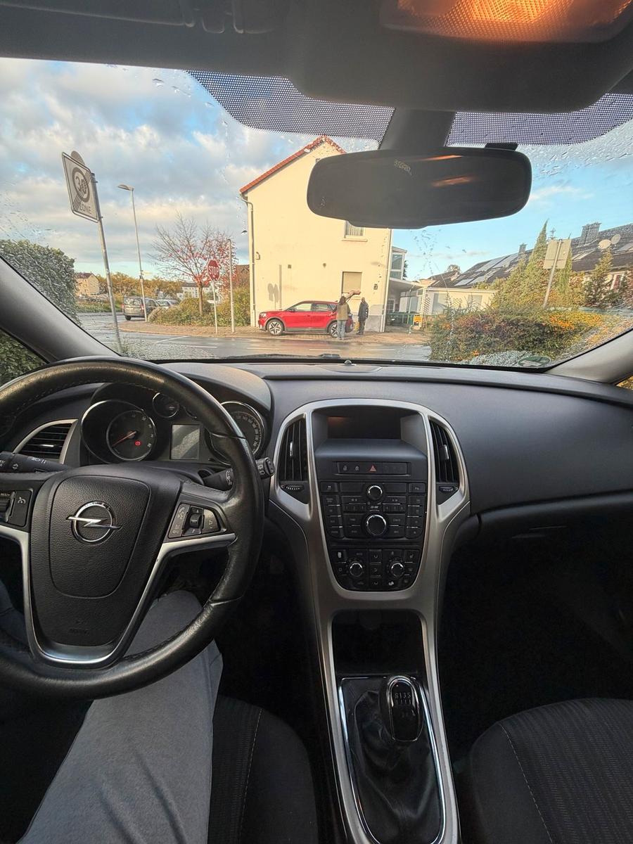 Opel Astra 2010 — photo 11