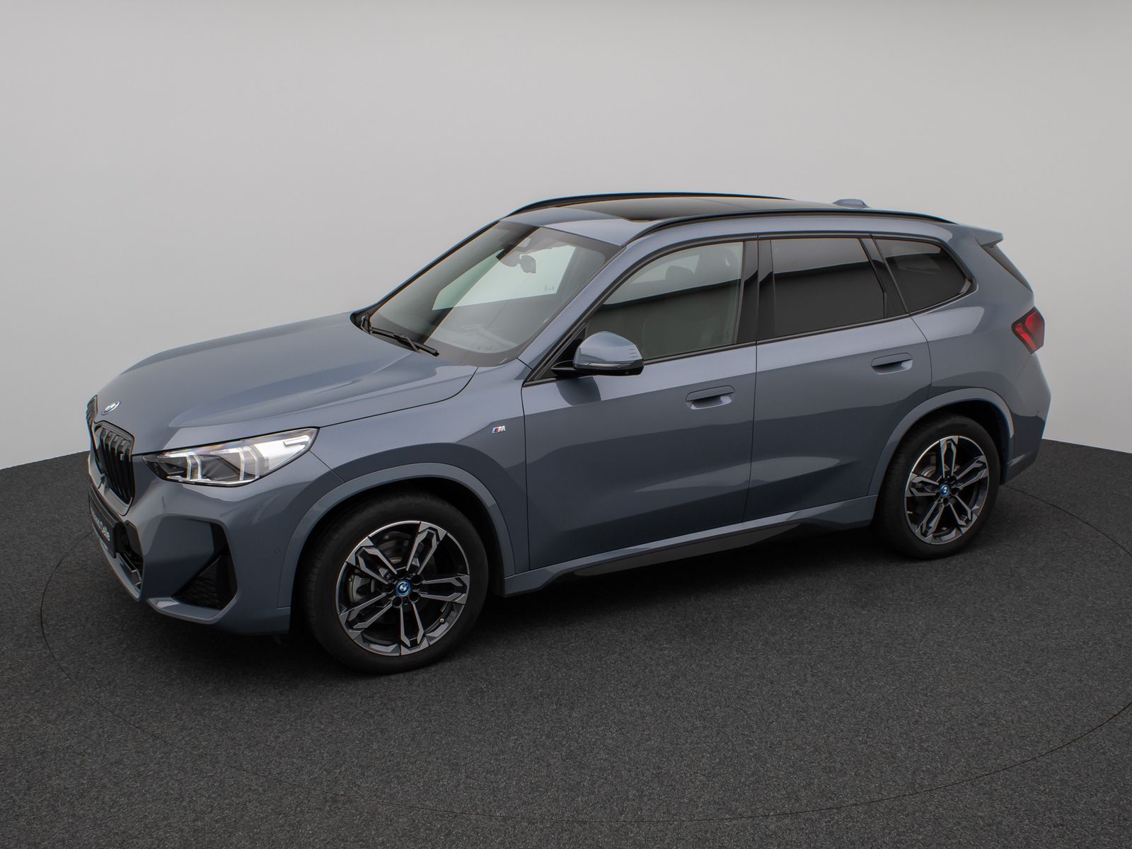 Fahrzeugabbildung BMW iX1 xD30 M Sport Panoram 360°HUD DAB AHK Komfort