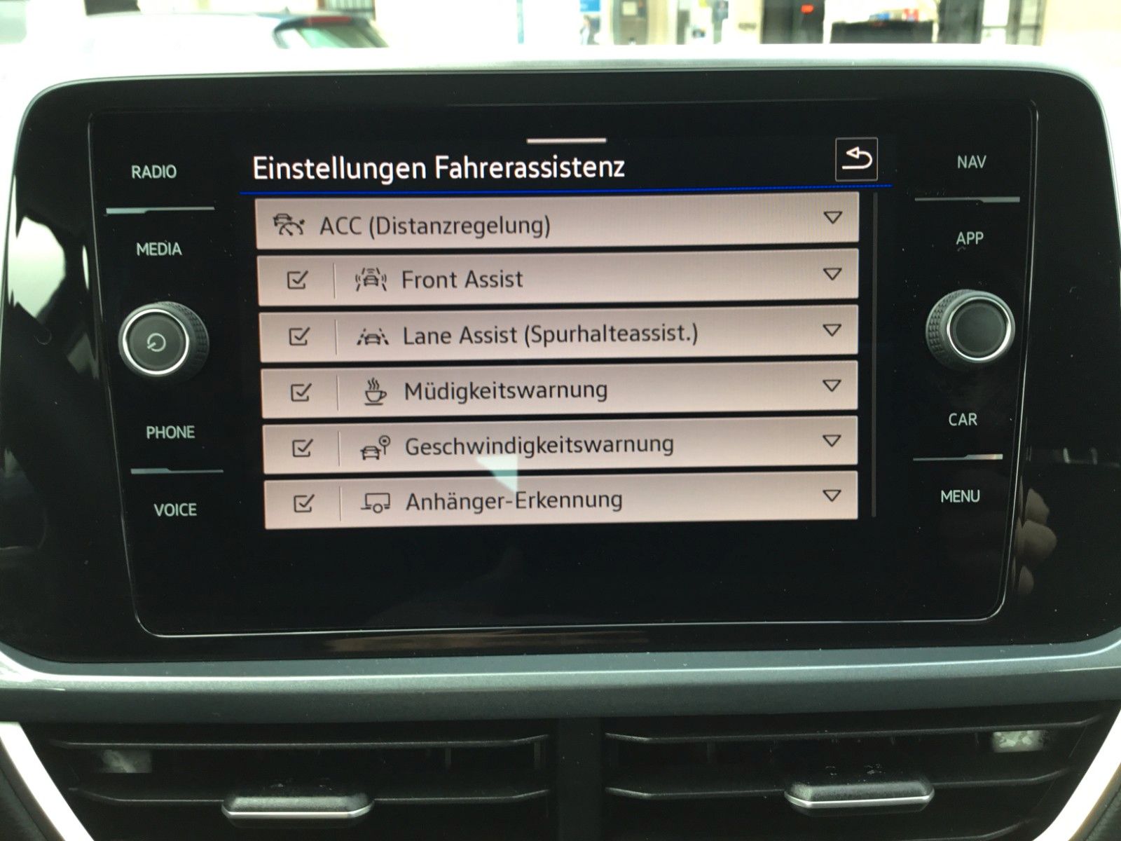 Fahrzeugabbildung Volkswagen T-Roc 1.5 TSI DSG Style+AHK+MatrixLED+ACC+Pano