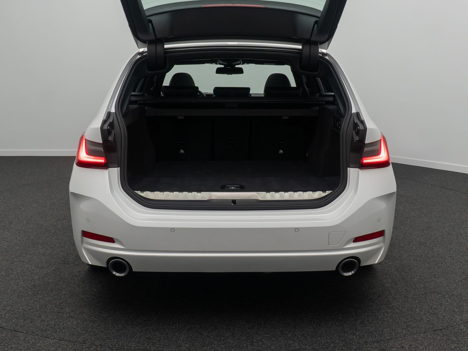 Fahrzeugabbildung BMW 330e xD Panorama HUD H/K AHK Alarm Sport Leder