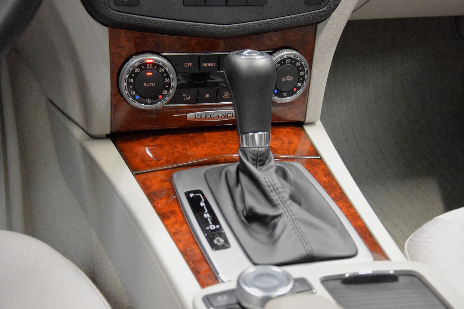 Fahrzeugabbildung Mercedes-Benz C 180 CGI Elegance Limousine Automatik 1. Hand
