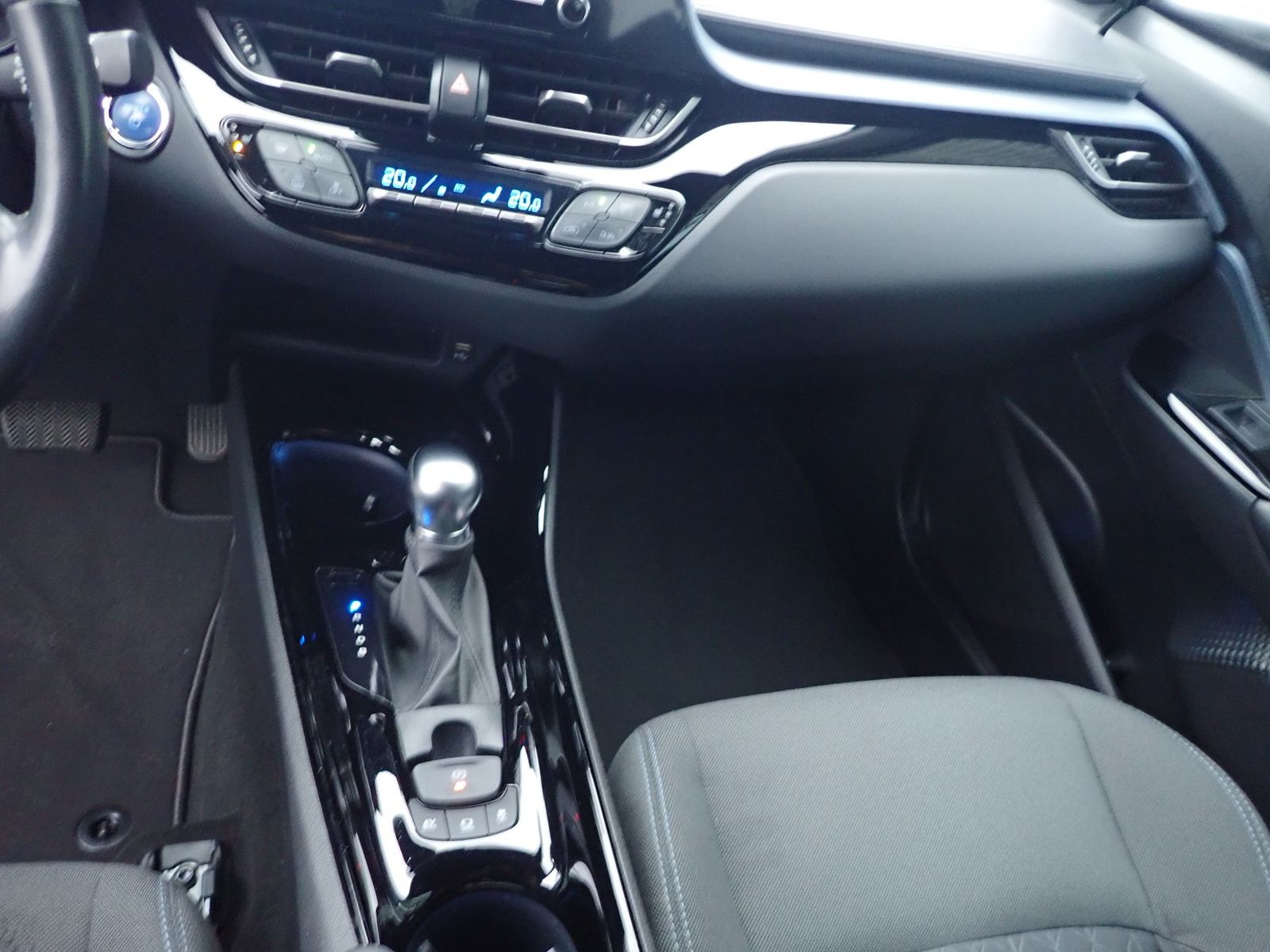 Fahrzeugabbildung Toyota C-HR Hybrid Team D