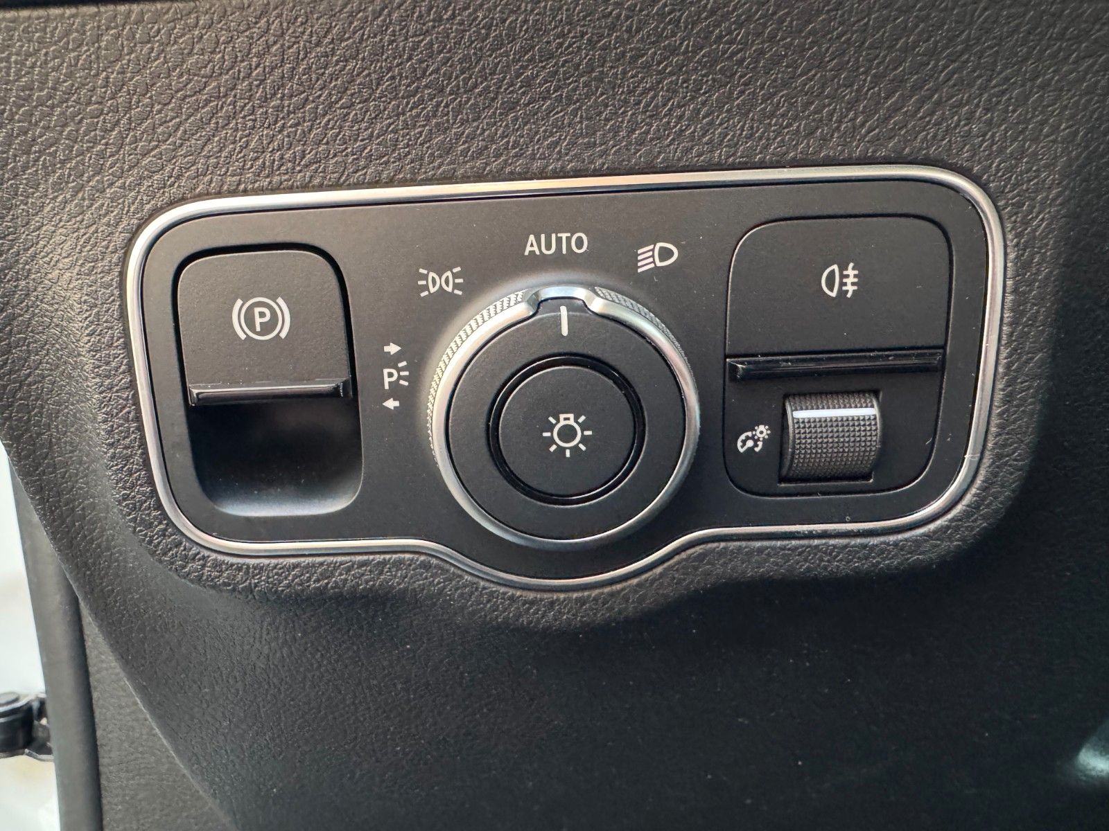 Fahrzeugabbildung Mercedes-Benz GLB 200 4M Style+StandH+Distr+RKamera+Augment