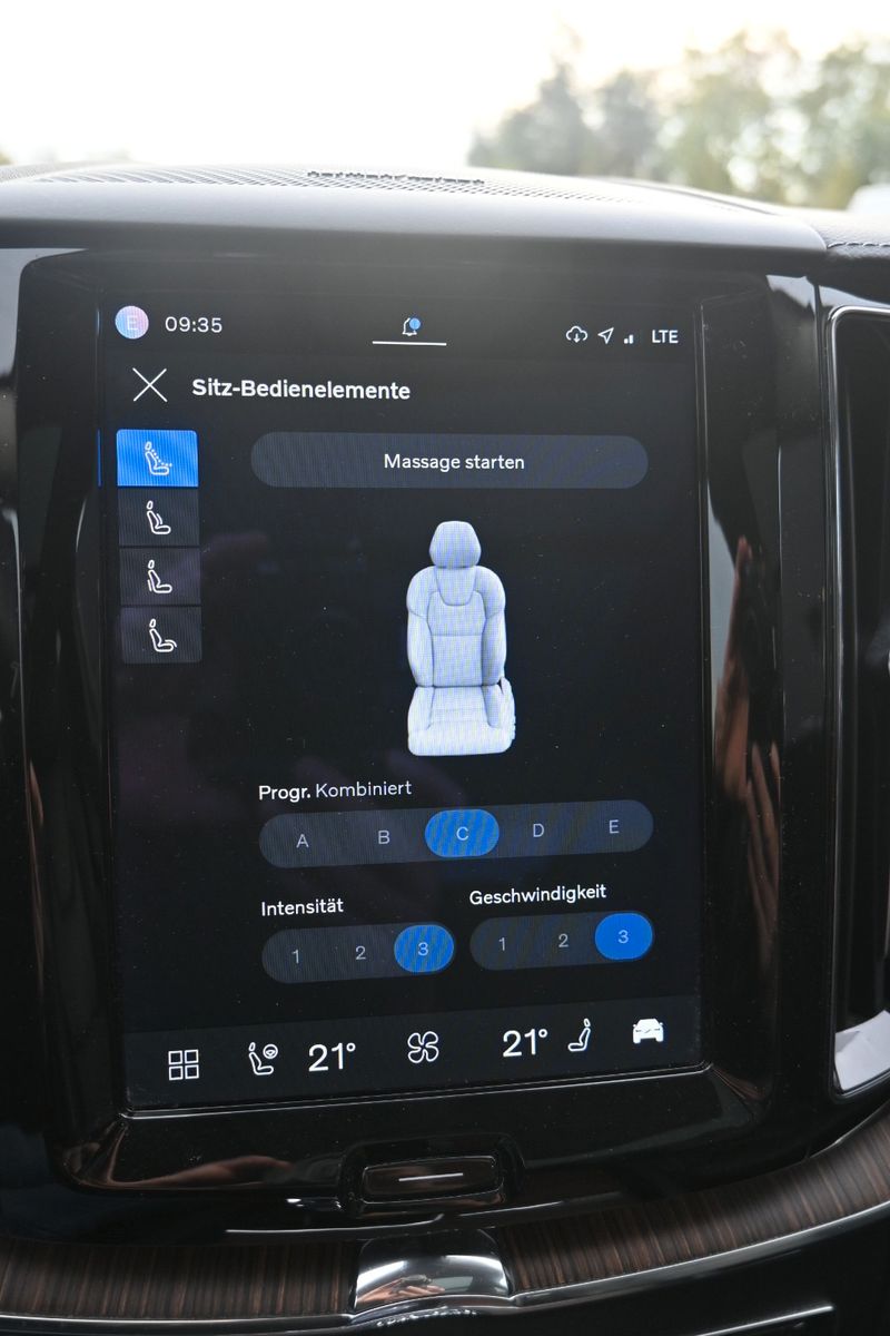 Fahrzeugabbildung Volvo XC60 T8 Ultimate Dark AWD*AHK*HUD*Pano*Massage*