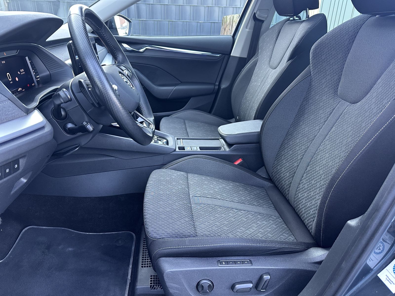 Fahrzeugabbildung SKODA Octavia Combi 2.0 TDI DSG First NAV+LED+PANO+HUD