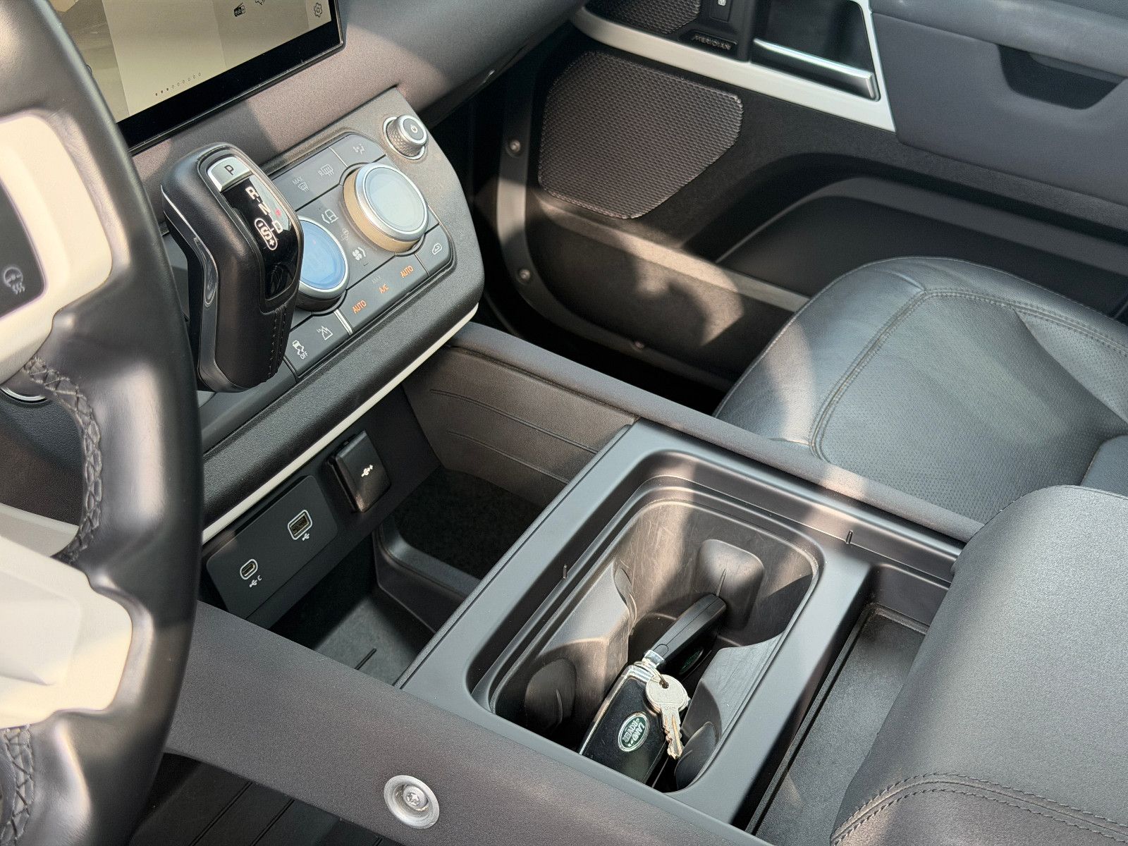 Fahrzeugabbildung Land Rover Defender 110 XS Edition/PANO/AHK/MERIDIAN/3D-KAM