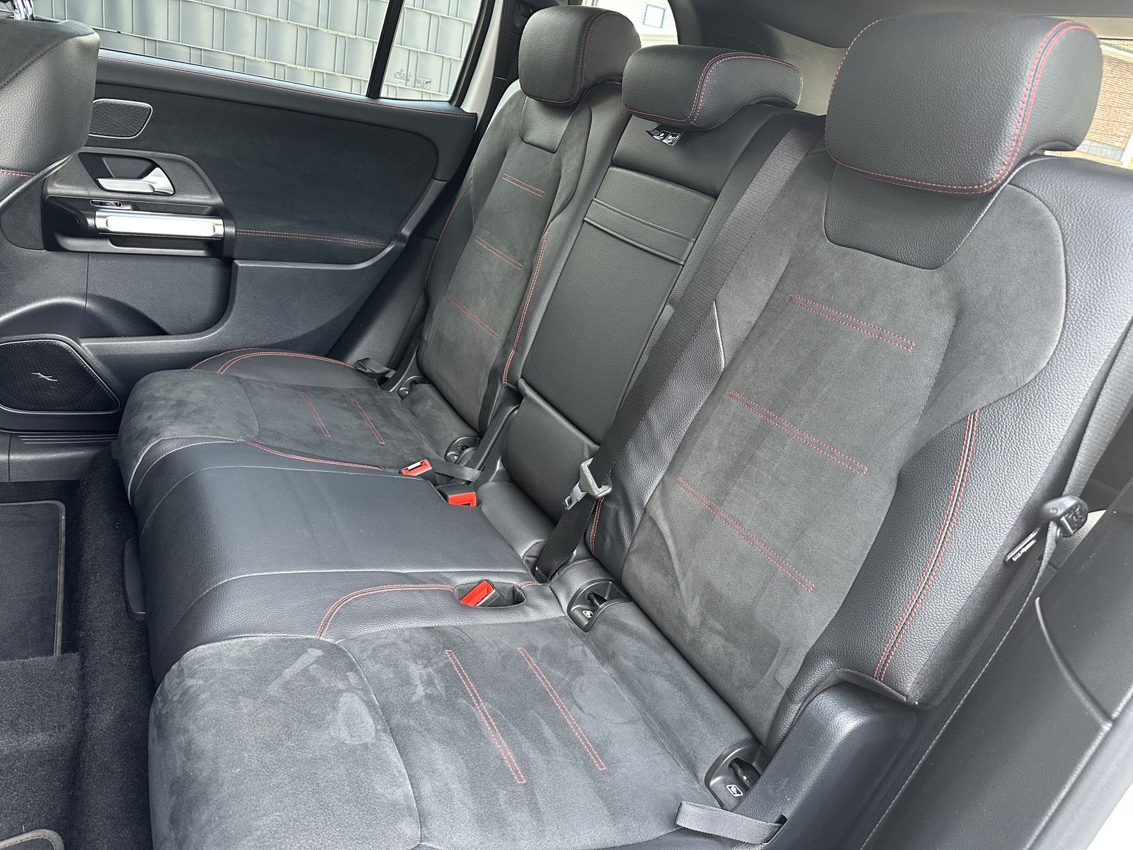 Fahrzeugabbildung Mercedes-Benz GLB 220d 4Matic AMG-Line NAV+LED+20ZO+BURMESTER