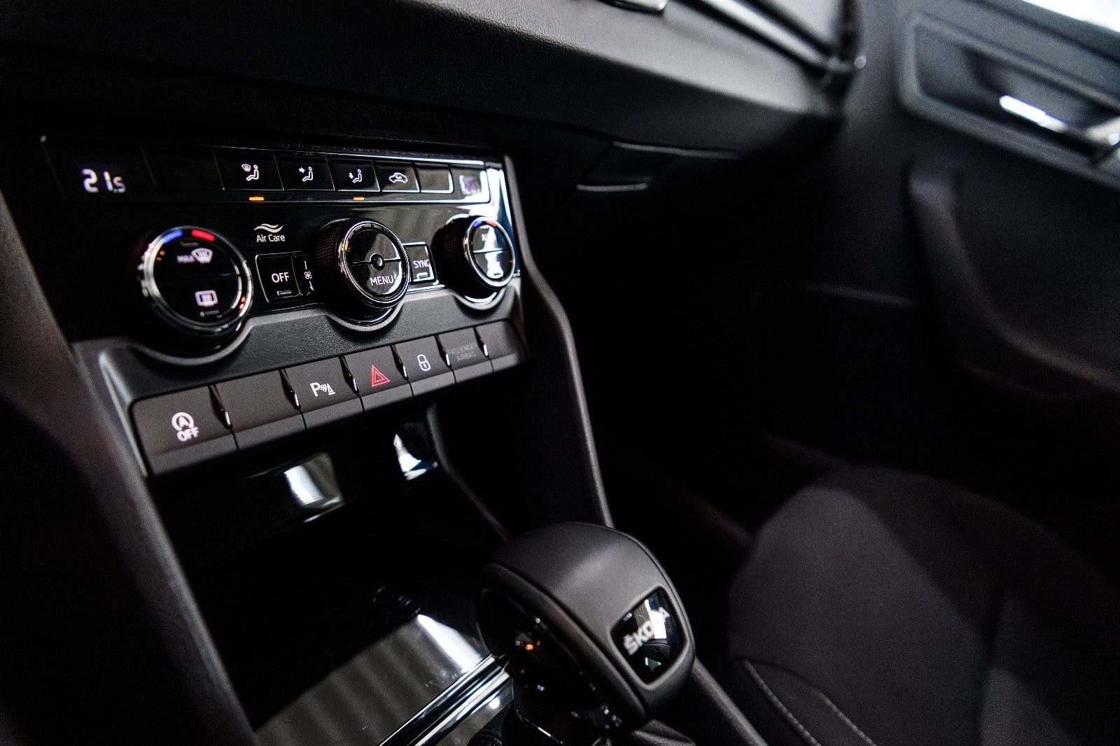 Fahrzeugabbildung SKODA Karoq Ambition 1.5 TSI DSG LED+ACC+KAM
