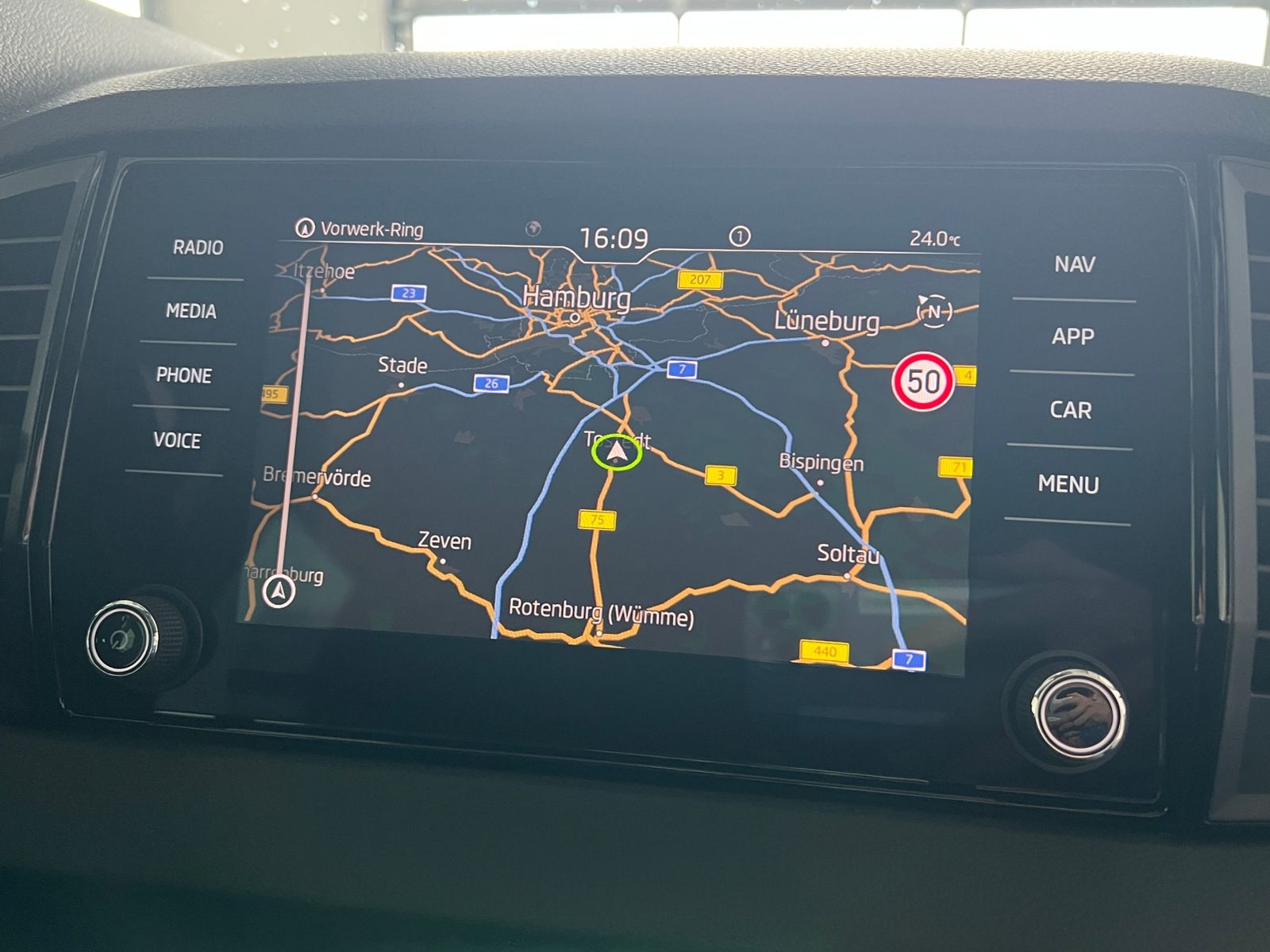 Fahrzeugabbildung SKODA Karoq Tour 1.5 TSI DSG *AHK, Matrix-LED*