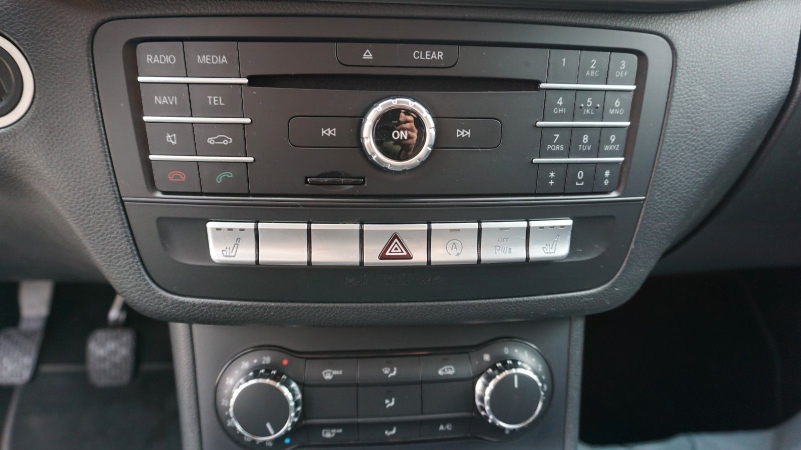 Fahrzeugabbildung Mercedes-Benz B 180 Navi,LED,Park Assist,SH,PDC,SR+WR