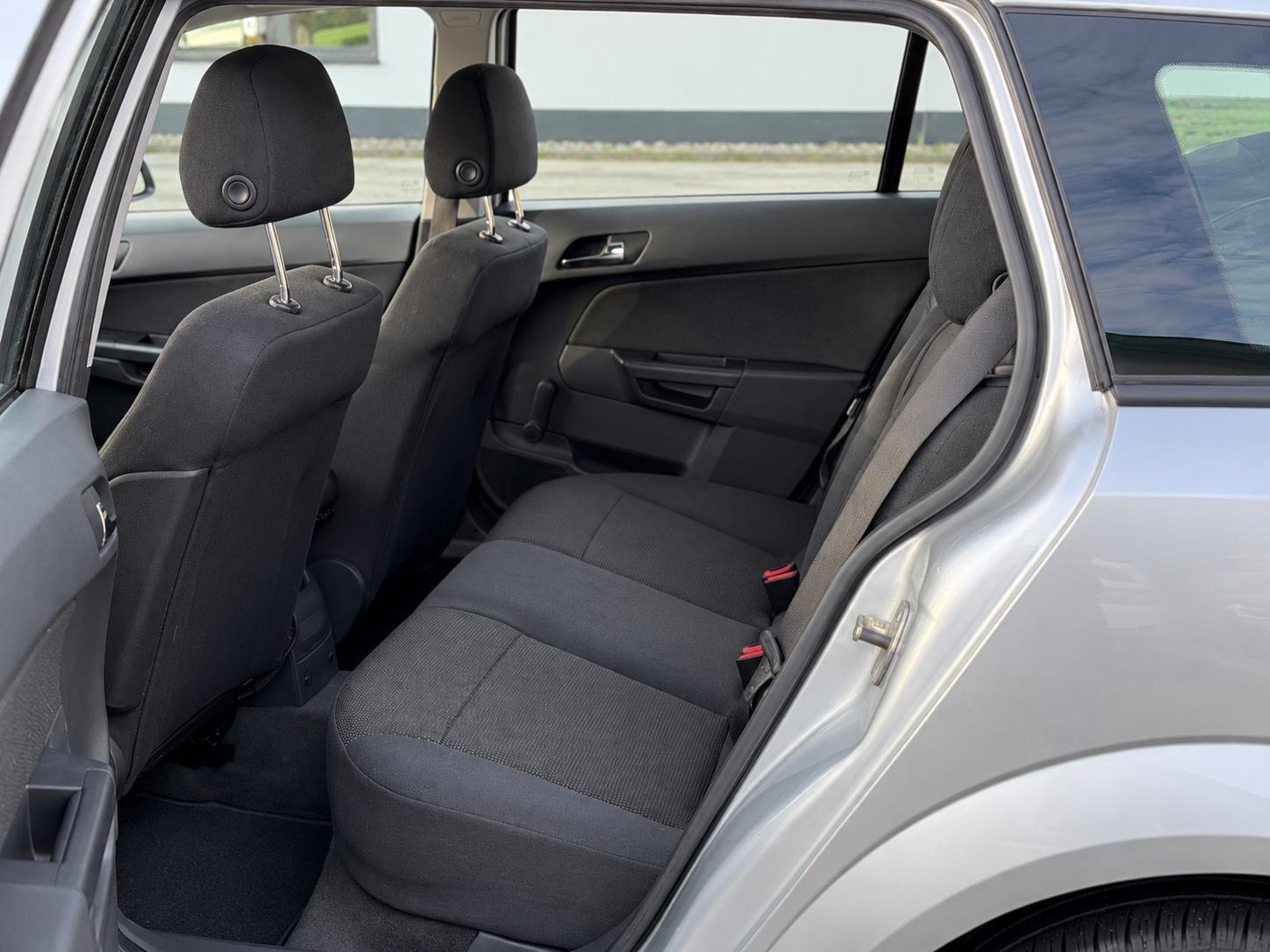 Opel Astra 2009 — photo 9