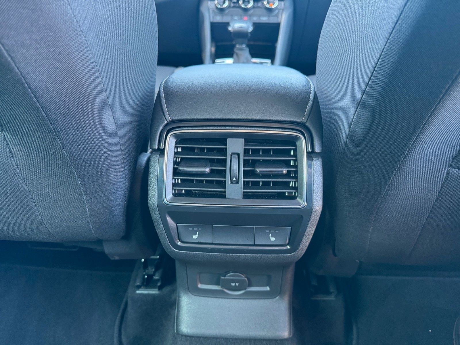 Fahrzeugabbildung SKODA Karoq Ambition Tour 1.5 TSI
