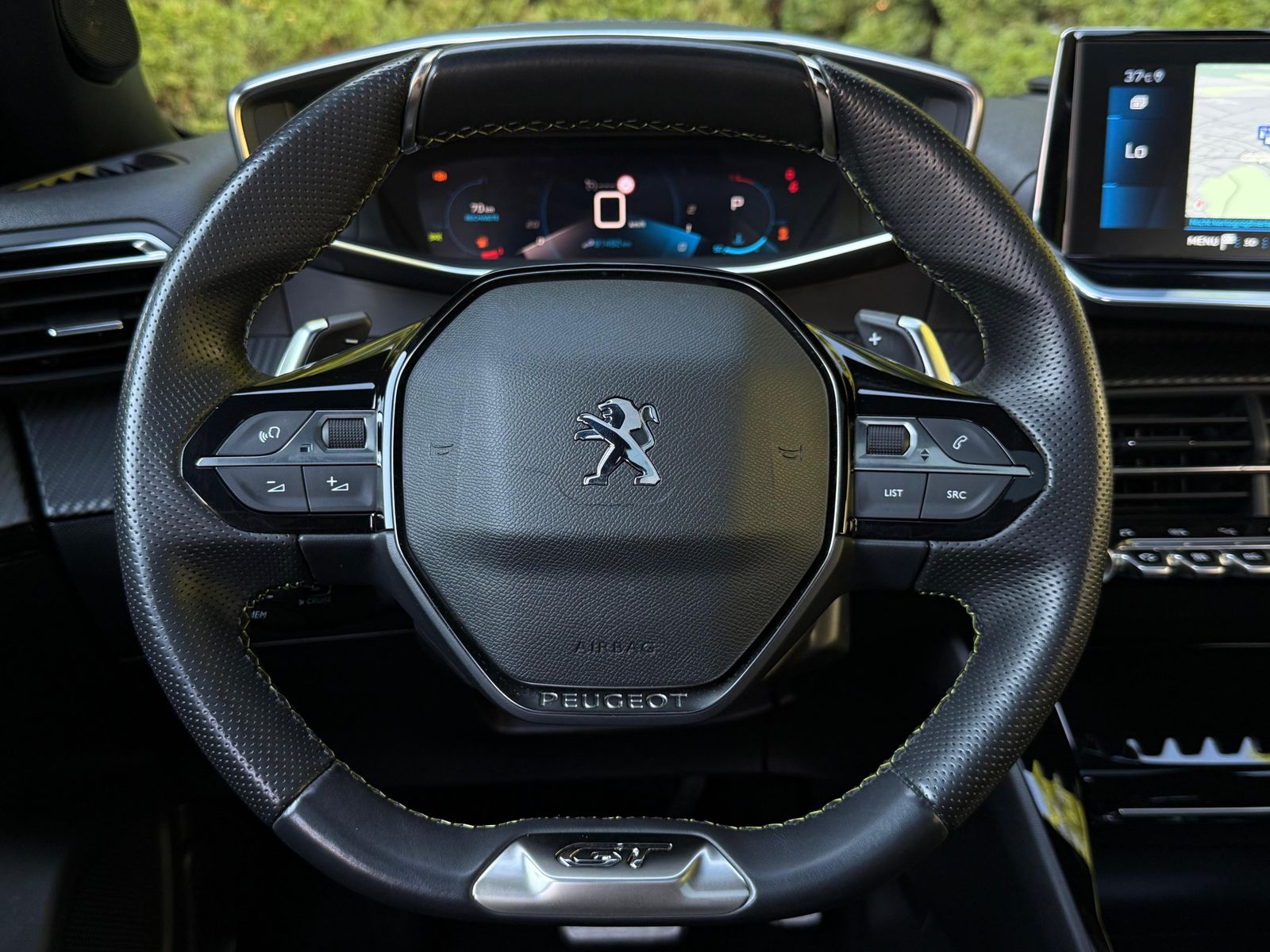 Fahrzeugabbildung Peugeot 2008 GT 1.5 Blue-HDI LED+NAV+KAM+PANO+AMBI+SHZ+
