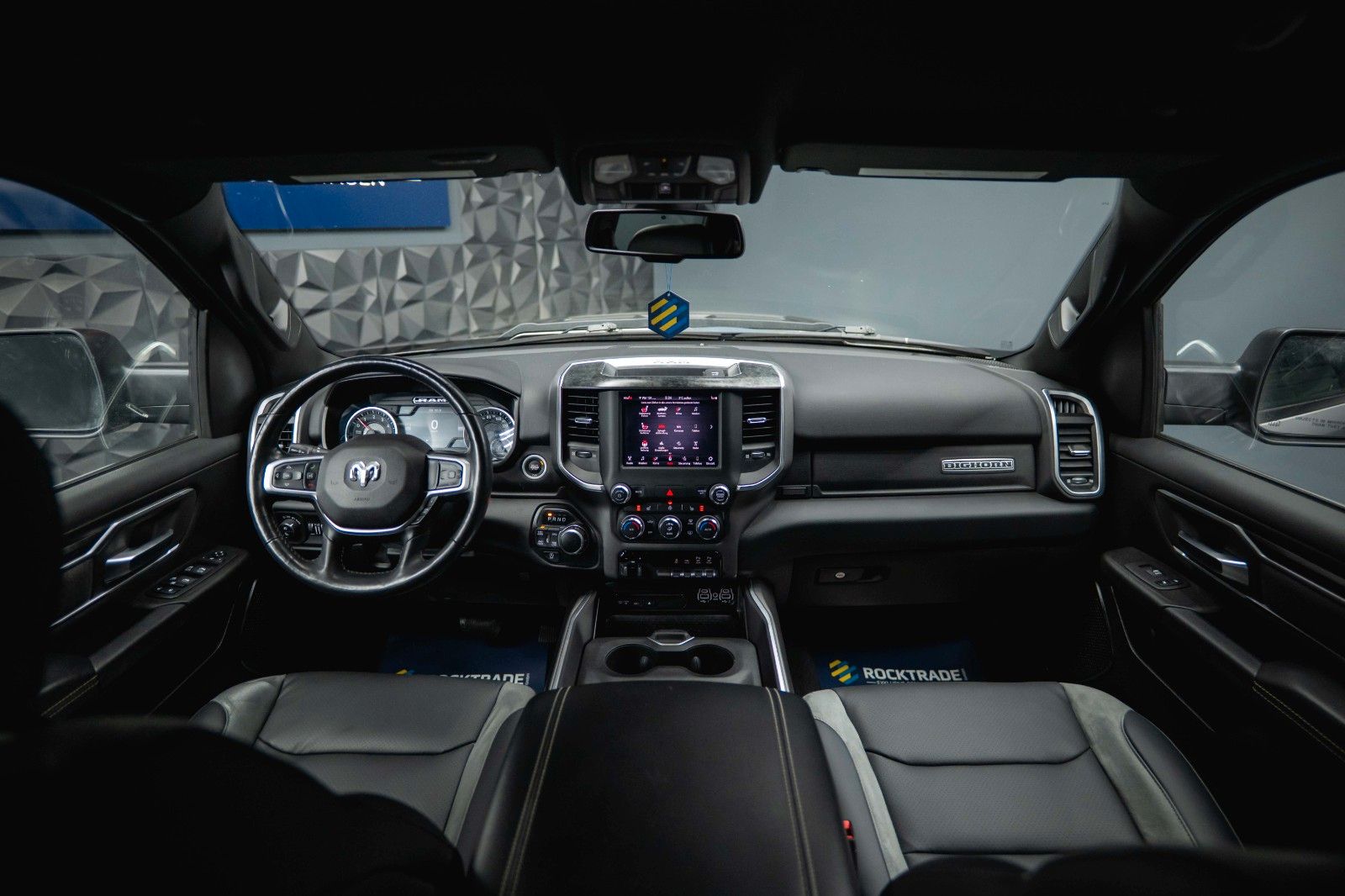 Fahrzeugabbildung Dodge RAM 5.7 V8 HEMI 4x4 OFFROAD Night-Paket *LED*19%