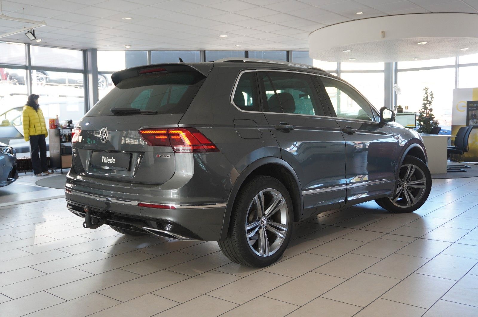 Fahrzeugabbildung Volkswagen Tiguan 2.0 TSI 4MOTION R-LINE NAVI/KAMERA/SH/AHK