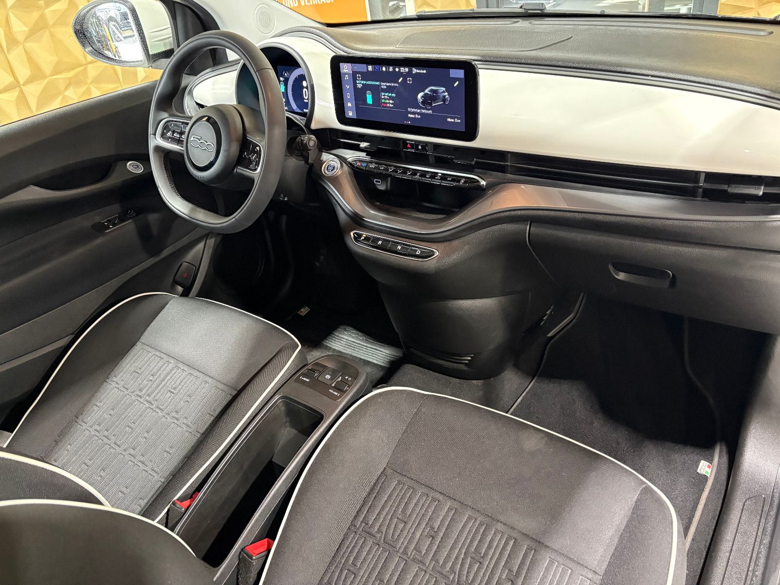 Fahrzeugabbildung Fiat 500e/Basis/TEMPOMAT/APPLE/KLIMA/SPURHALTEASSISTE