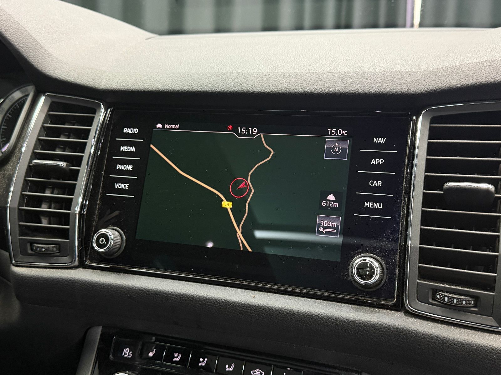 Fahrzeugabbildung SKODA Kodiaq Ambition 4x4|7-SITZER|CANTON|PANO|AHK