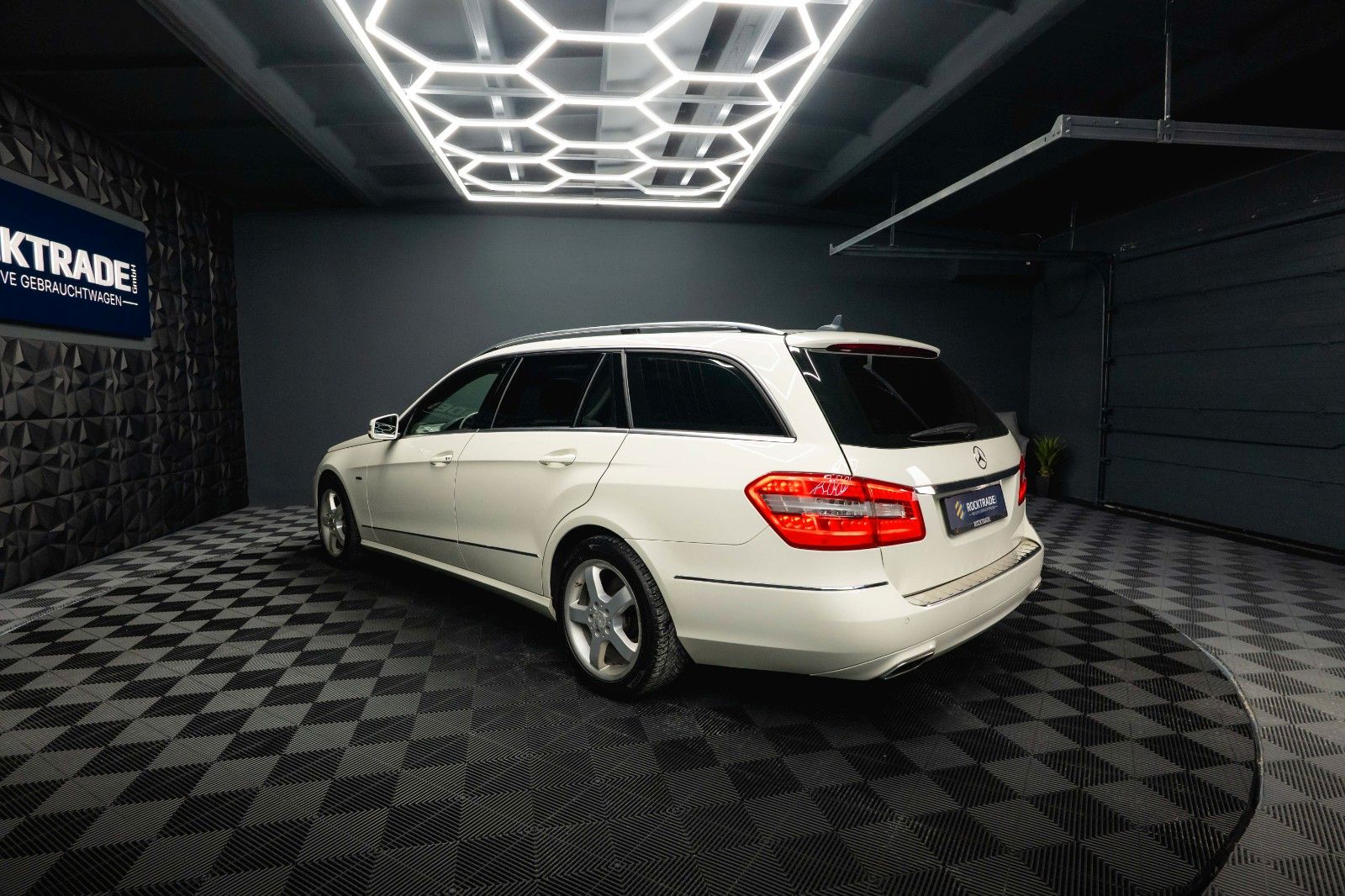 Fahrzeugabbildung Mercedes-Benz E 220 T CDI BlueEfficiency Avantgarde *Bi-Xenon*