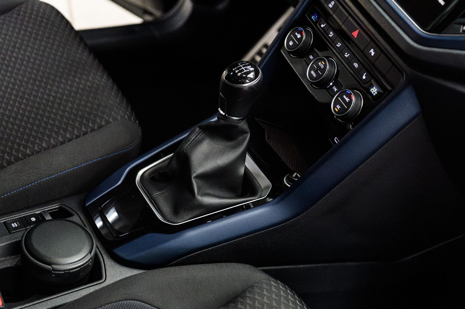 Fahrzeugabbildung Volkswagen T-Roc 1,5 United+LM+SH+PDC+Drive Mode+Digi Cockp