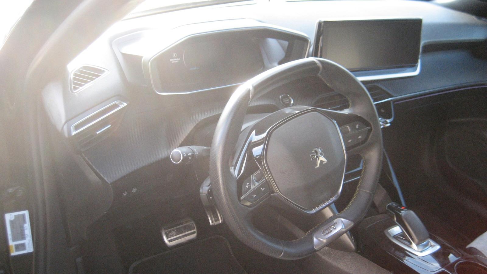 Peugeot 2008 GT Pack ELEKTRO/NAVI / LED / Sitzheizung
