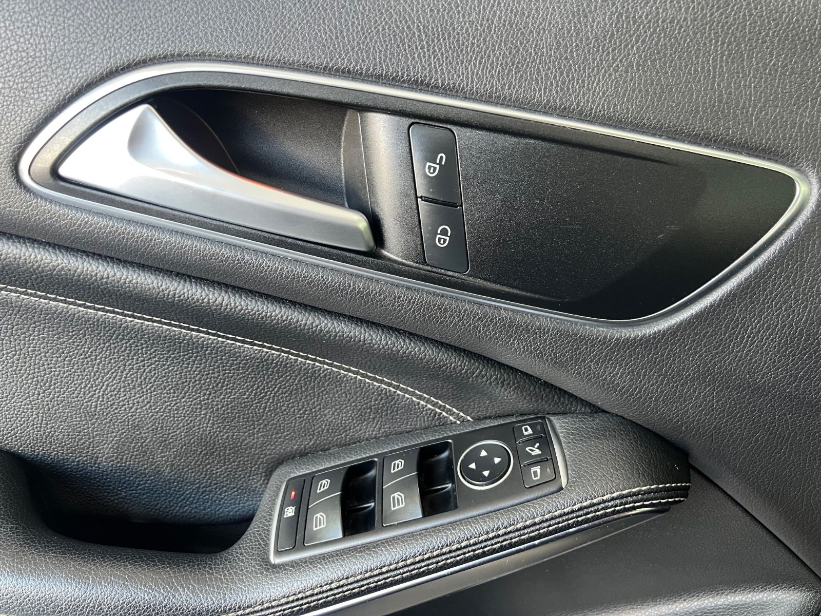 Fahrzeugabbildung Mercedes-Benz CLA 180 Sport Paket * VOLL-LEDER* LED *FACELIFT
