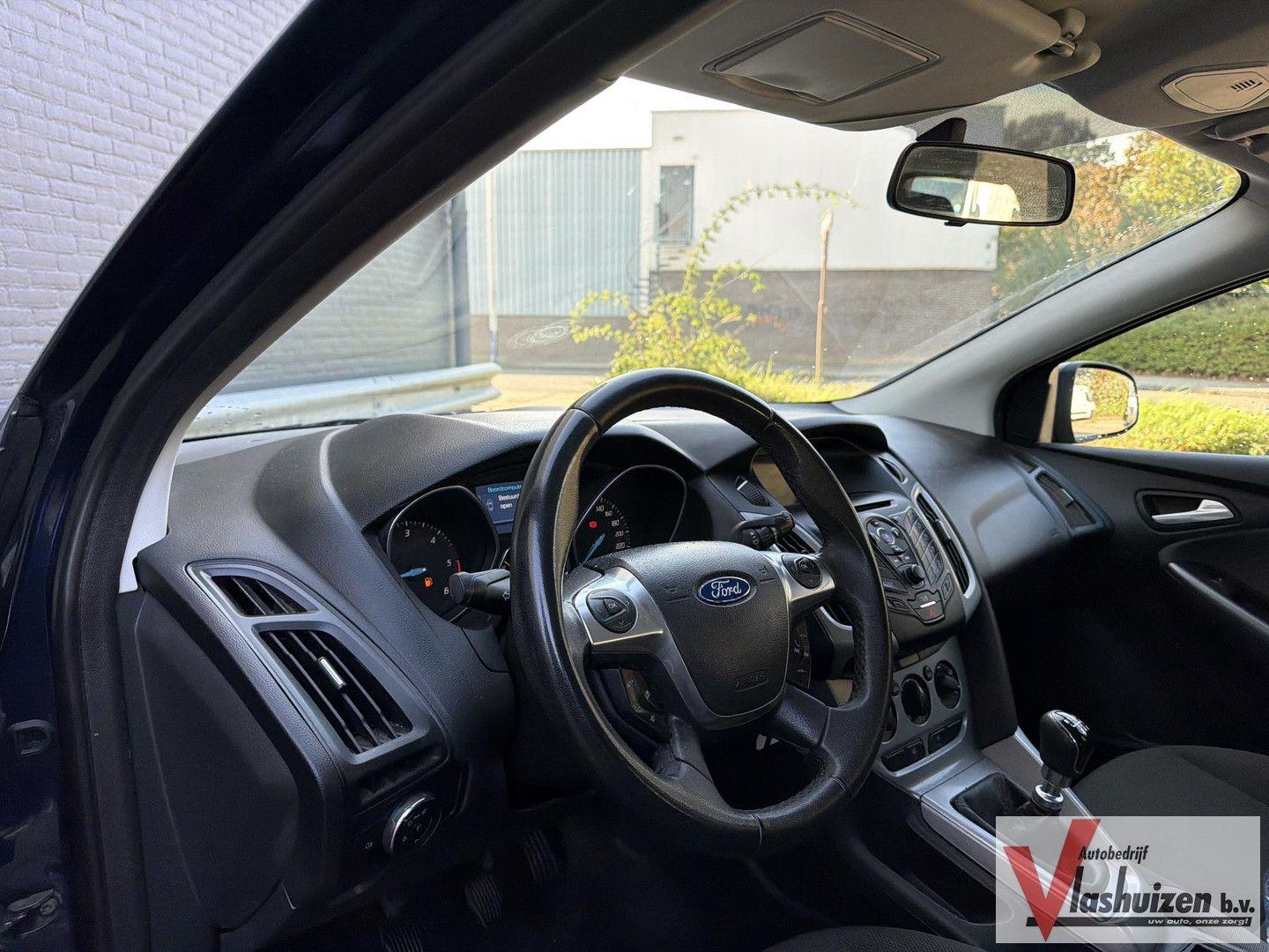 Ford Focus 2012 — interior