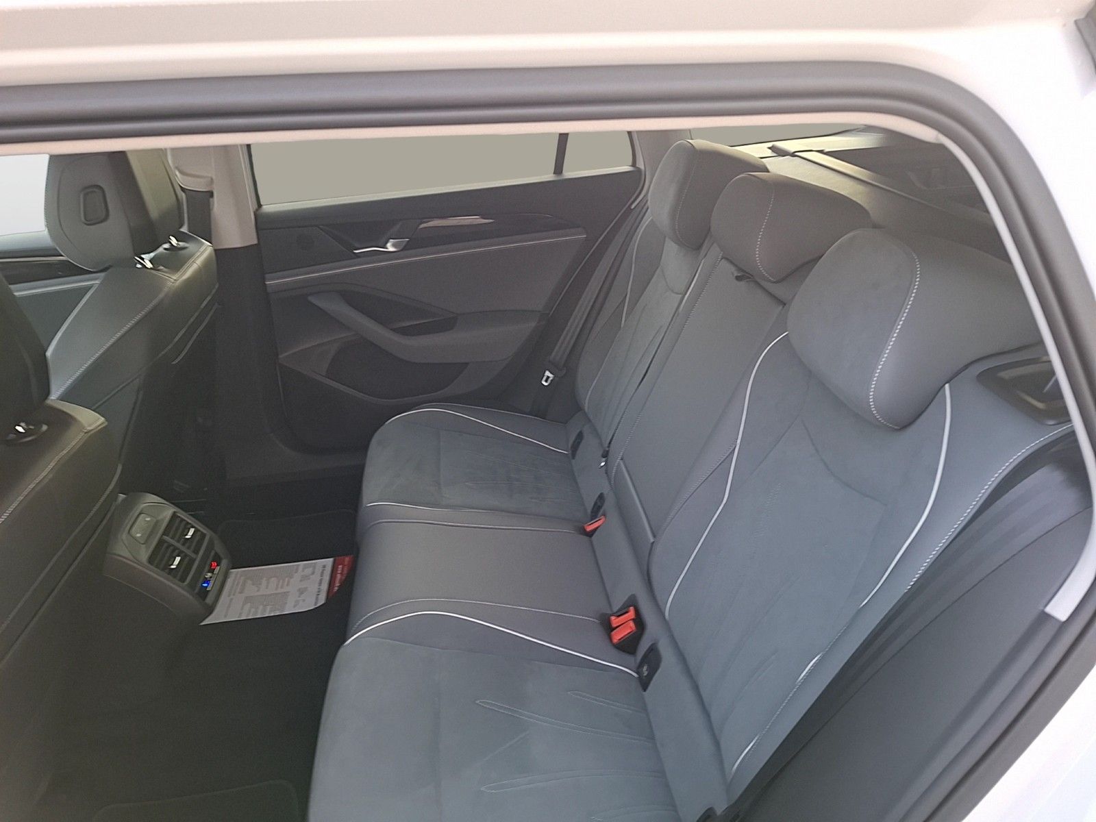 Fahrzeugabbildung Volkswagen Passat Variant eTSI Business DSG LED Navi AID AC