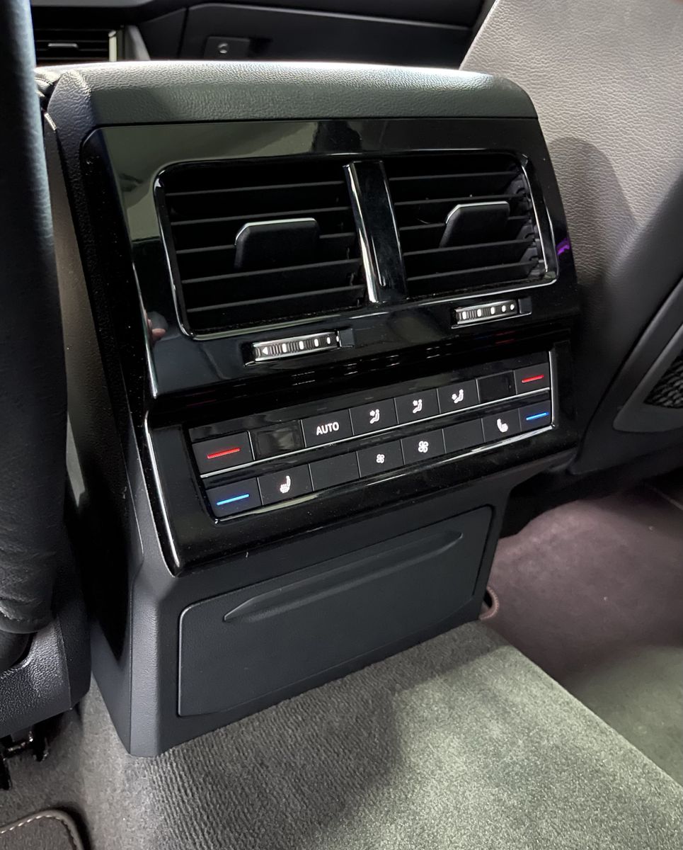 Fahrzeugabbildung Volkswagen Touareg 3.0 TDI*R-Line*4Motion*AHK*Leder*Pano*