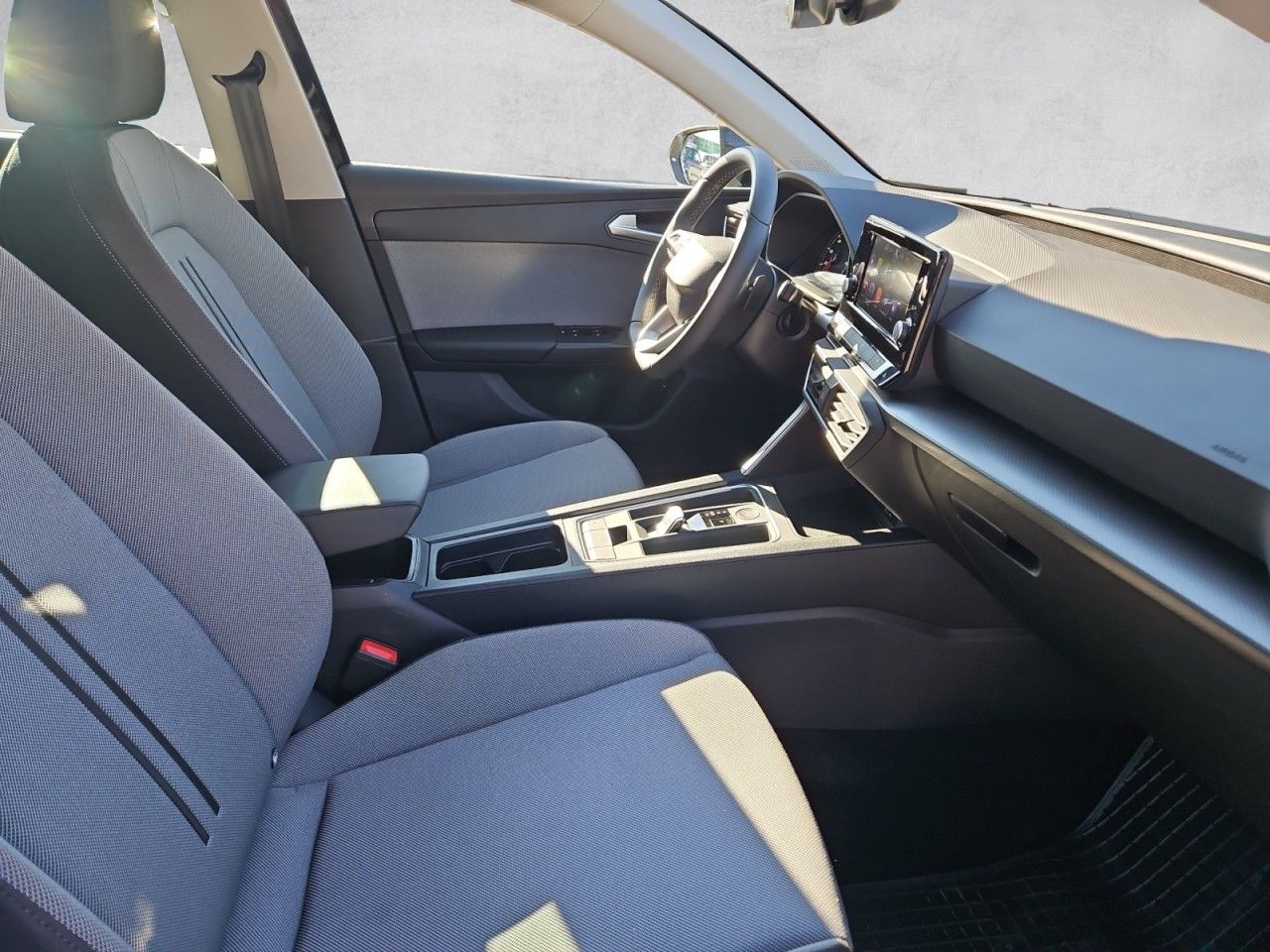 Fahrzeugabbildung SEAT Leon Sportstourer eTSI DSG Style Sitzheizung