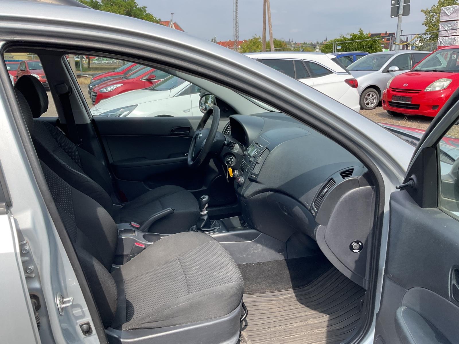 Hyundai i30 2010 — photo 17