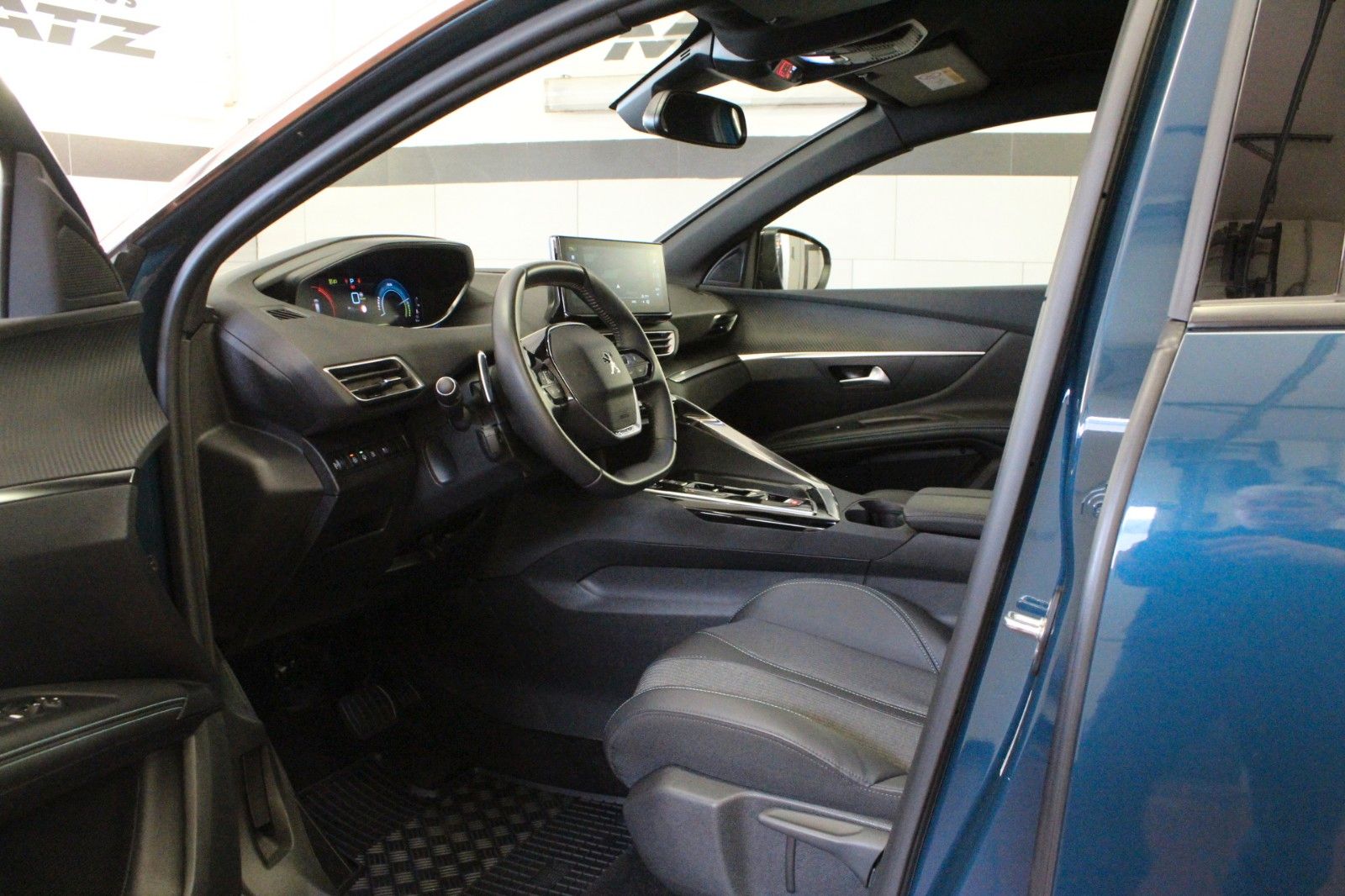 Fahrzeugabbildung Peugeot 3008 Plug-In Hybrid 225 e-EAT8 Allure Pack