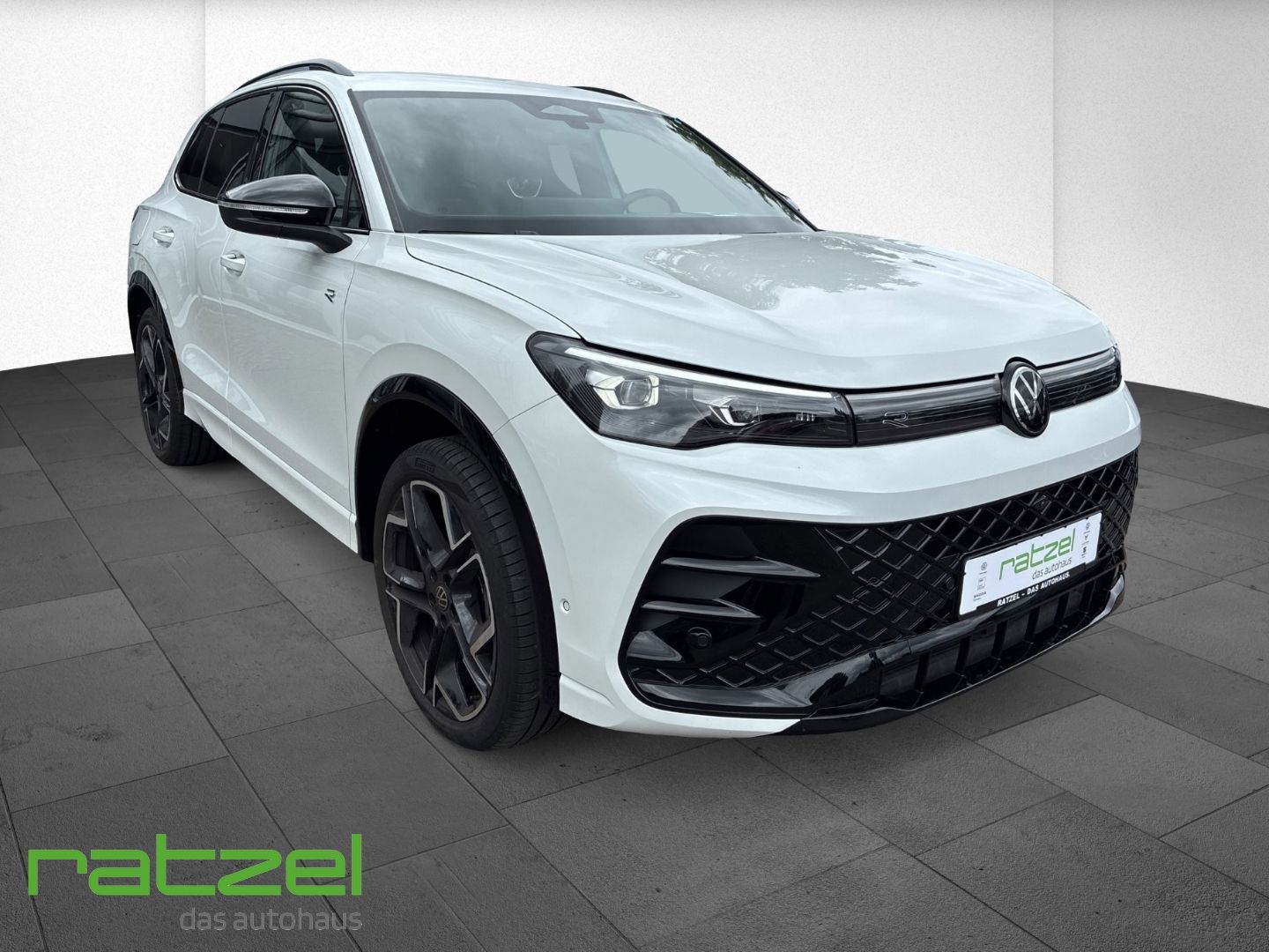 Fahrzeugabbildung Volkswagen Tiguan 4Motion 2.0 TDI R-Line DSG HUD AHK Kamera