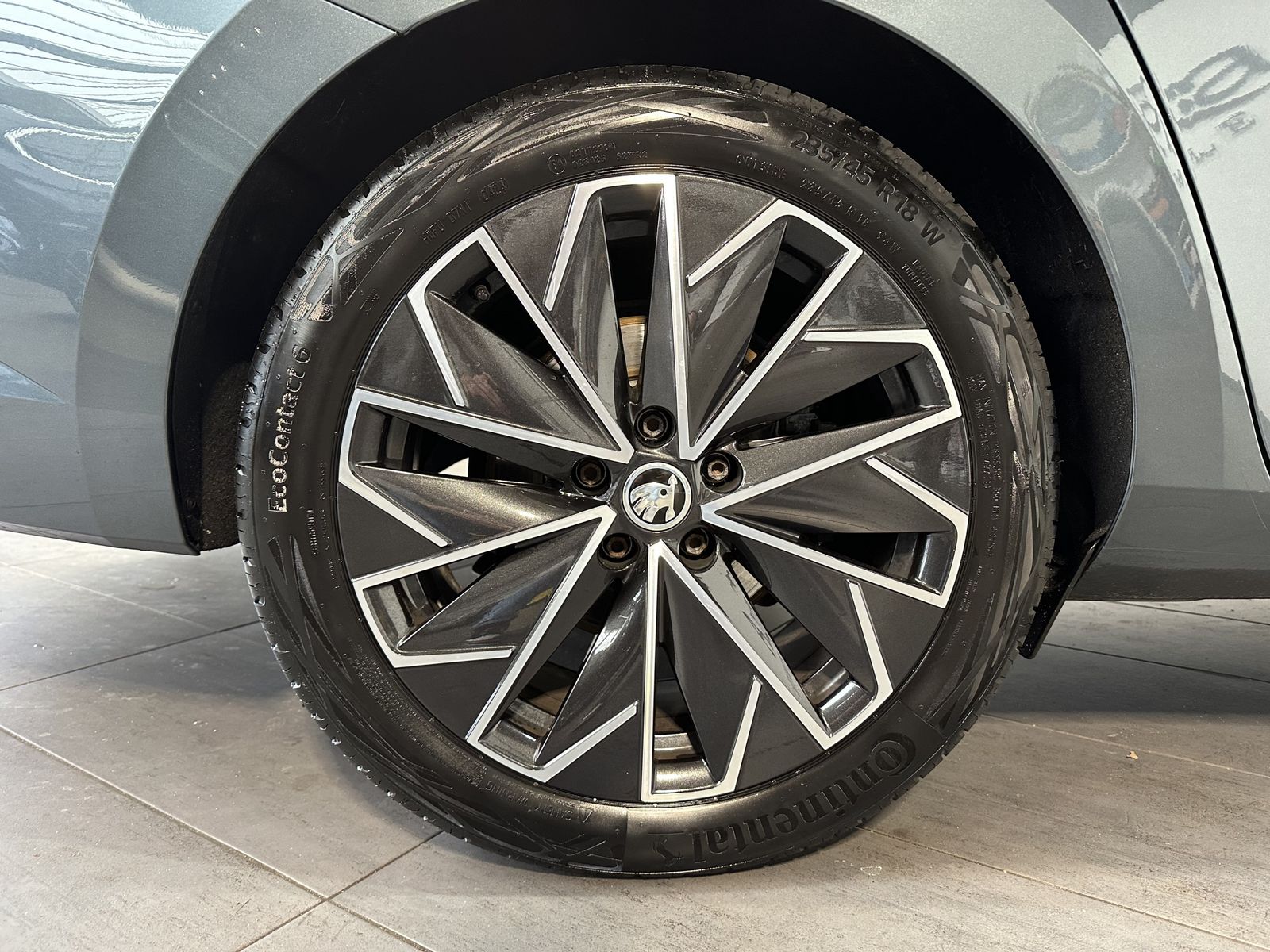 Fahrzeugabbildung SKODA Superb Combi 2.0 TDI DSG L&K NAV+MATRIX+AHK+ACC