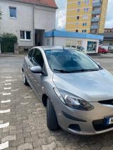 Mazda 2 1.3 55kW Independence Sport Independence - Mazda 2 mit Benzin-Antrieb: Grau, Limousine