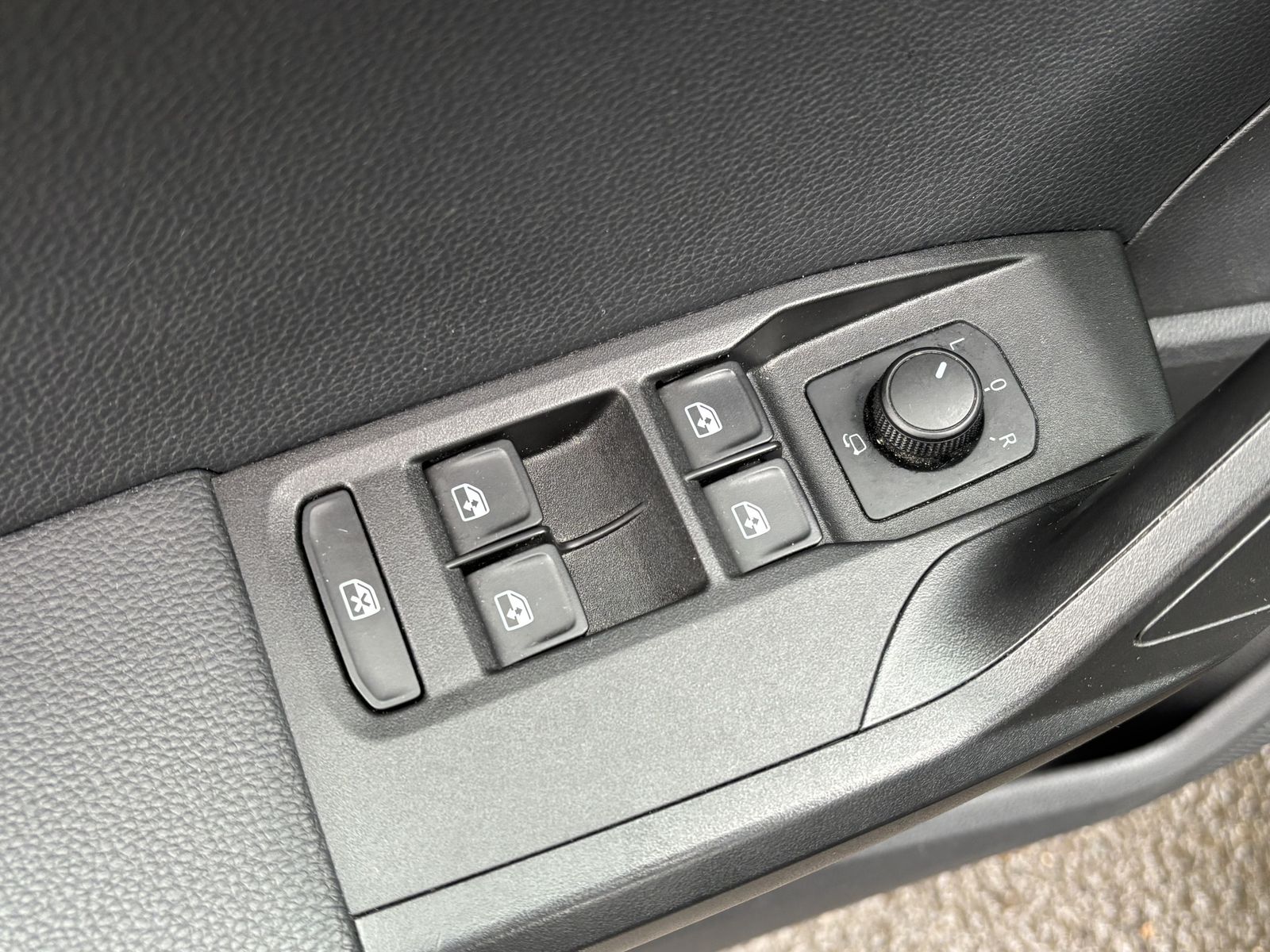 Fahrzeugabbildung SEAT Arona 1.5 TSI DSG FR Line-NAV-LED-KAMERA-VIRTUAL