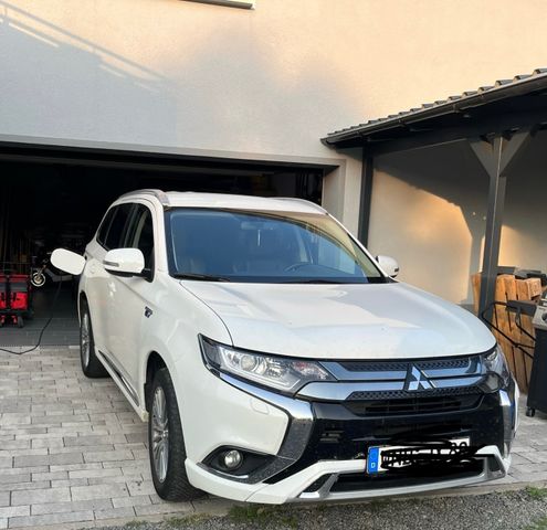 Mitsubishi Outlander 2.4 MIVEC PLUG-IN HYBRID 4WD Basis...