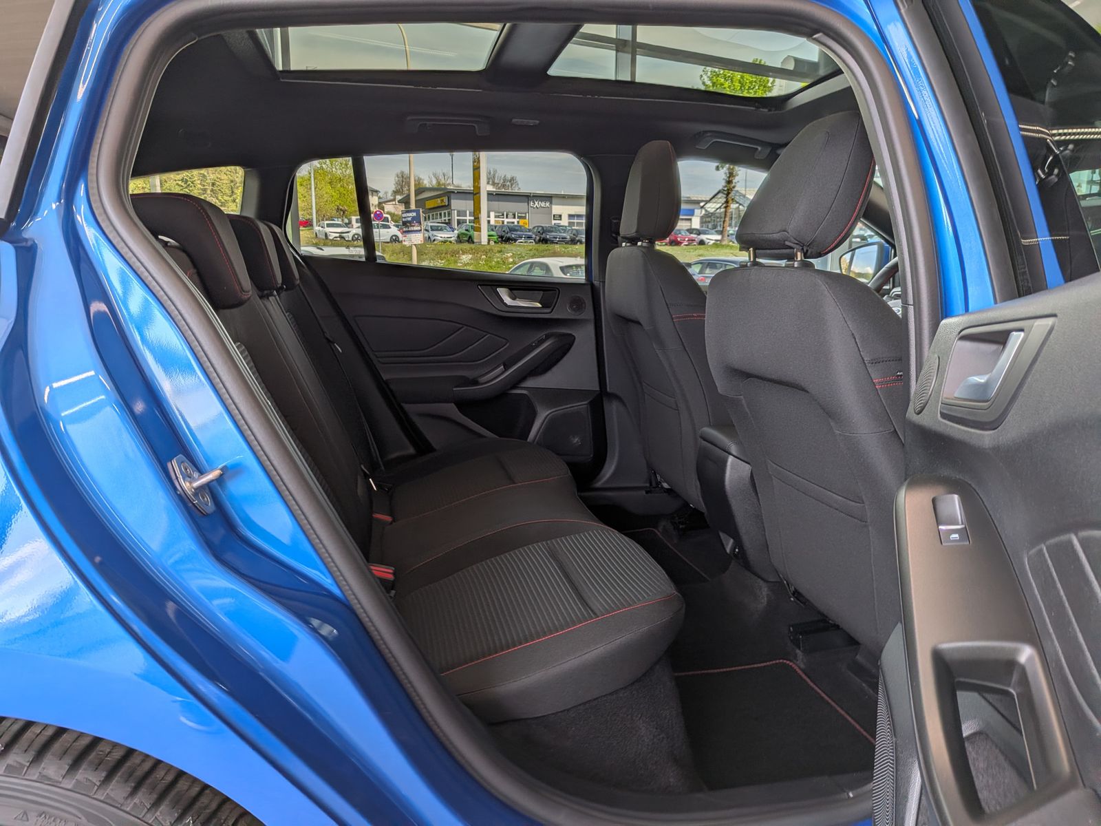 Fahrzeugabbildung Ford Focus ST-Line X Styling Matrix B&amp;O Pano 18"