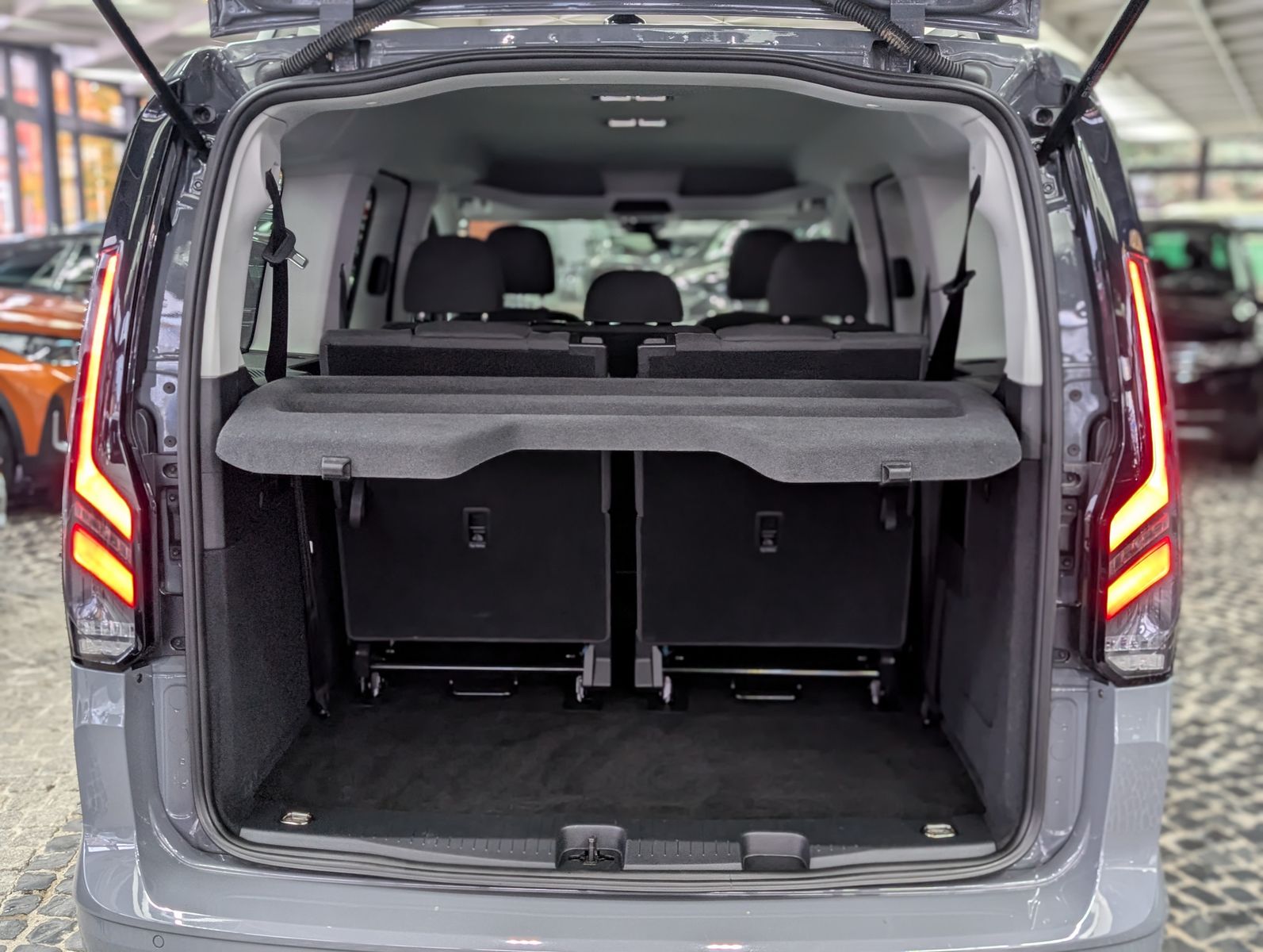 Fahrzeugabbildung Ford Tourneo Connect L2 Titanium 7-Sit Bi-LED Cam AHK