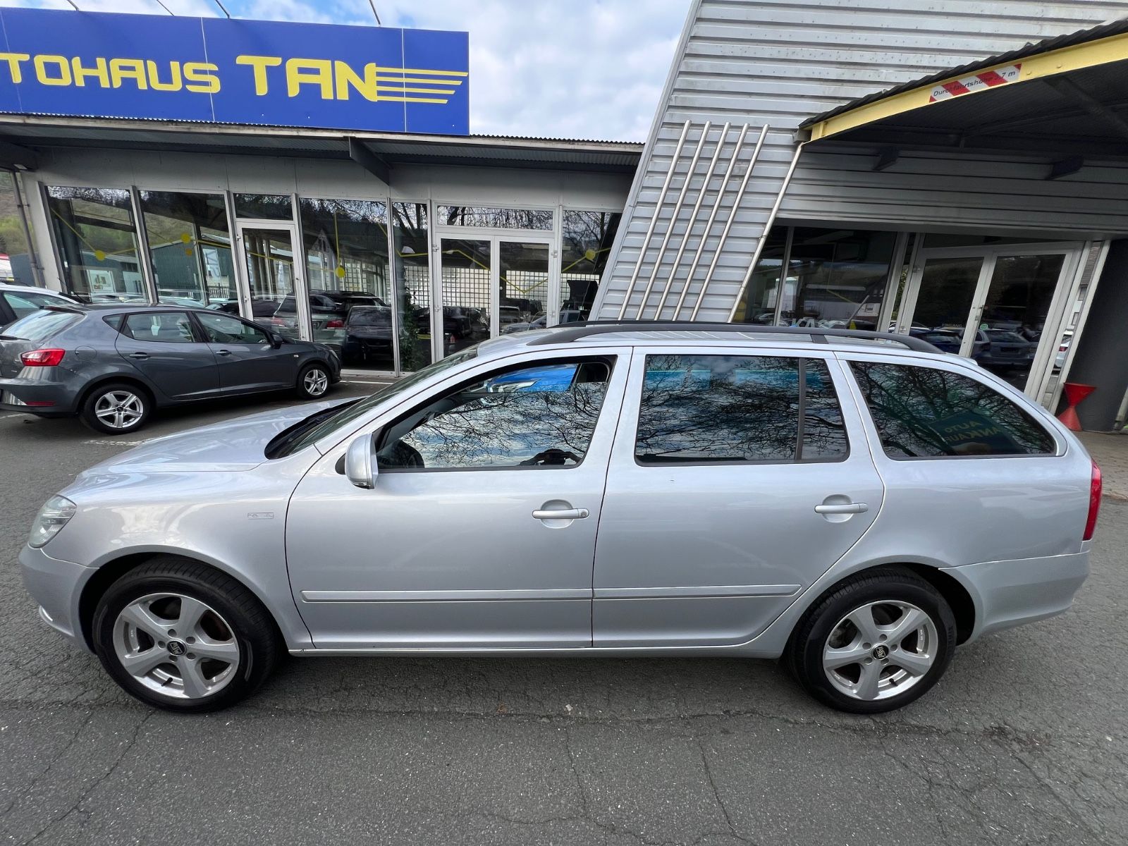 Fahrzeugabbildung SKODA Octavia 1.6 TDI Combi Family * NAVI *AHK*