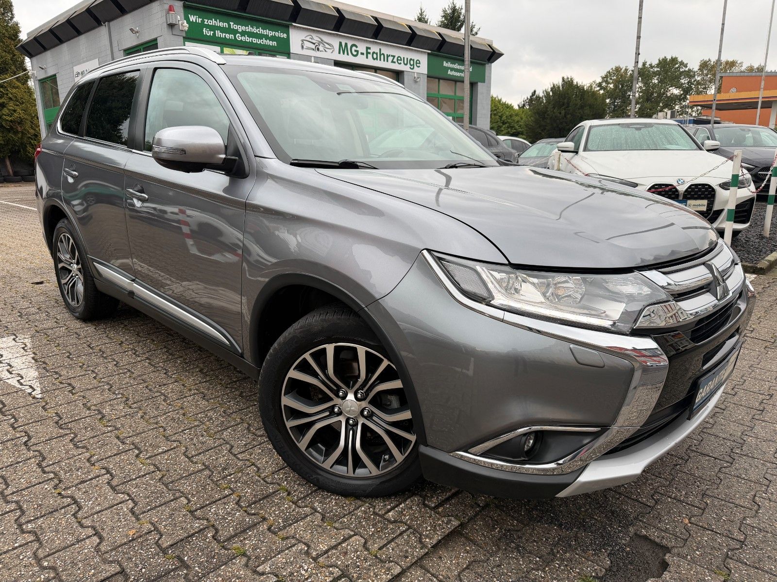 Fahrzeugabbildung Mitsubishi Outlander Top 4WD 7-SITZER AHK LEDER NAVI KAMERA