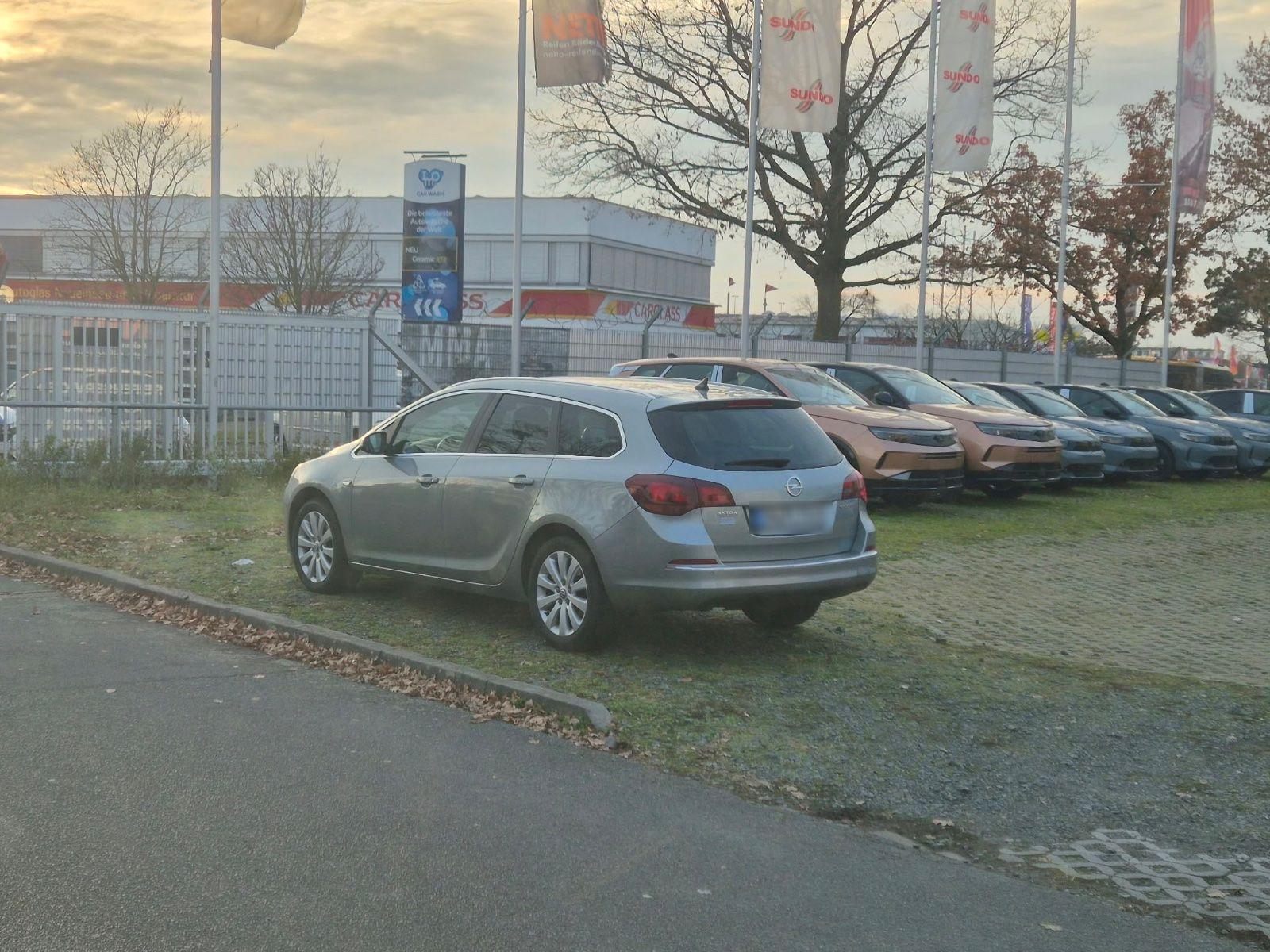Opel Astra 2015 — rear view